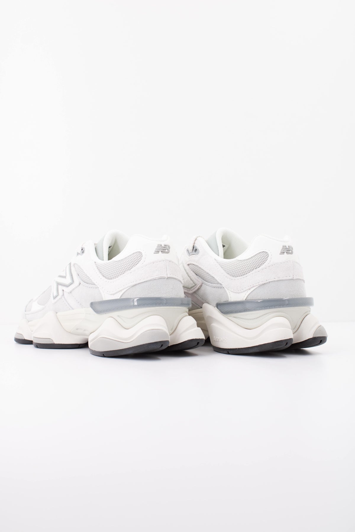 NEW BALANCE U en color BLANCO (4)