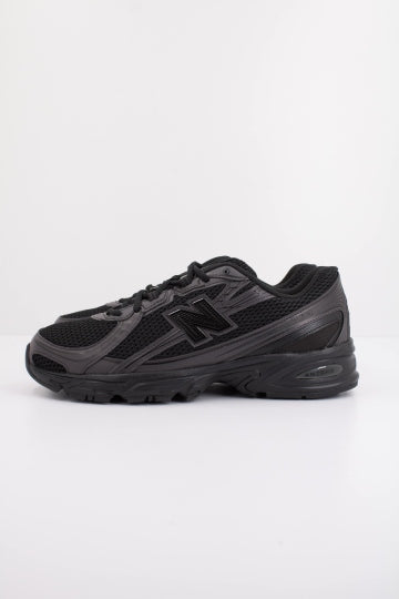NEW BALANCE U en color NEGRO (1)