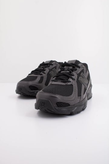 NEW BALANCE U en color NEGRO (2)