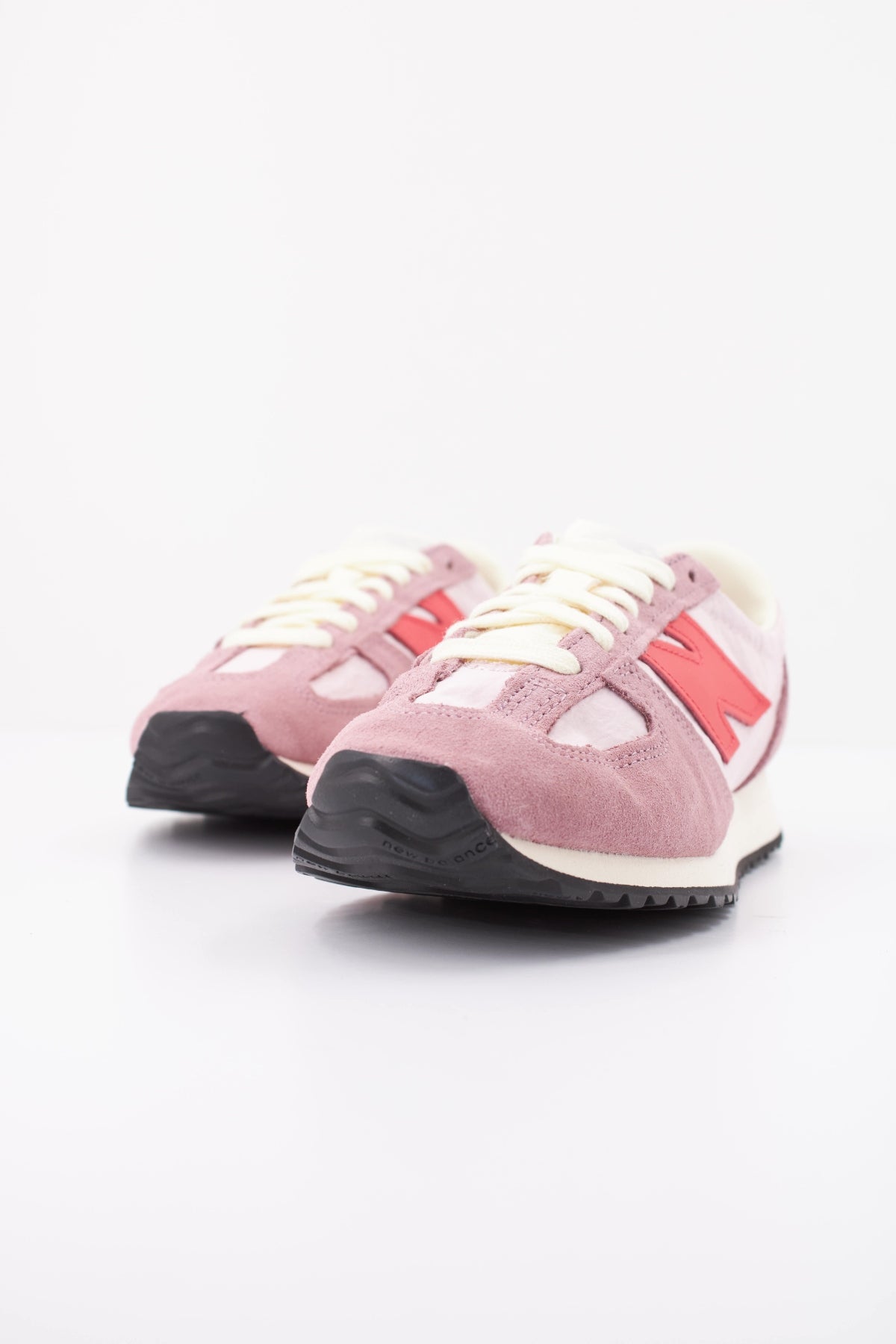 NEW BALANCE U en color ROSA (2)