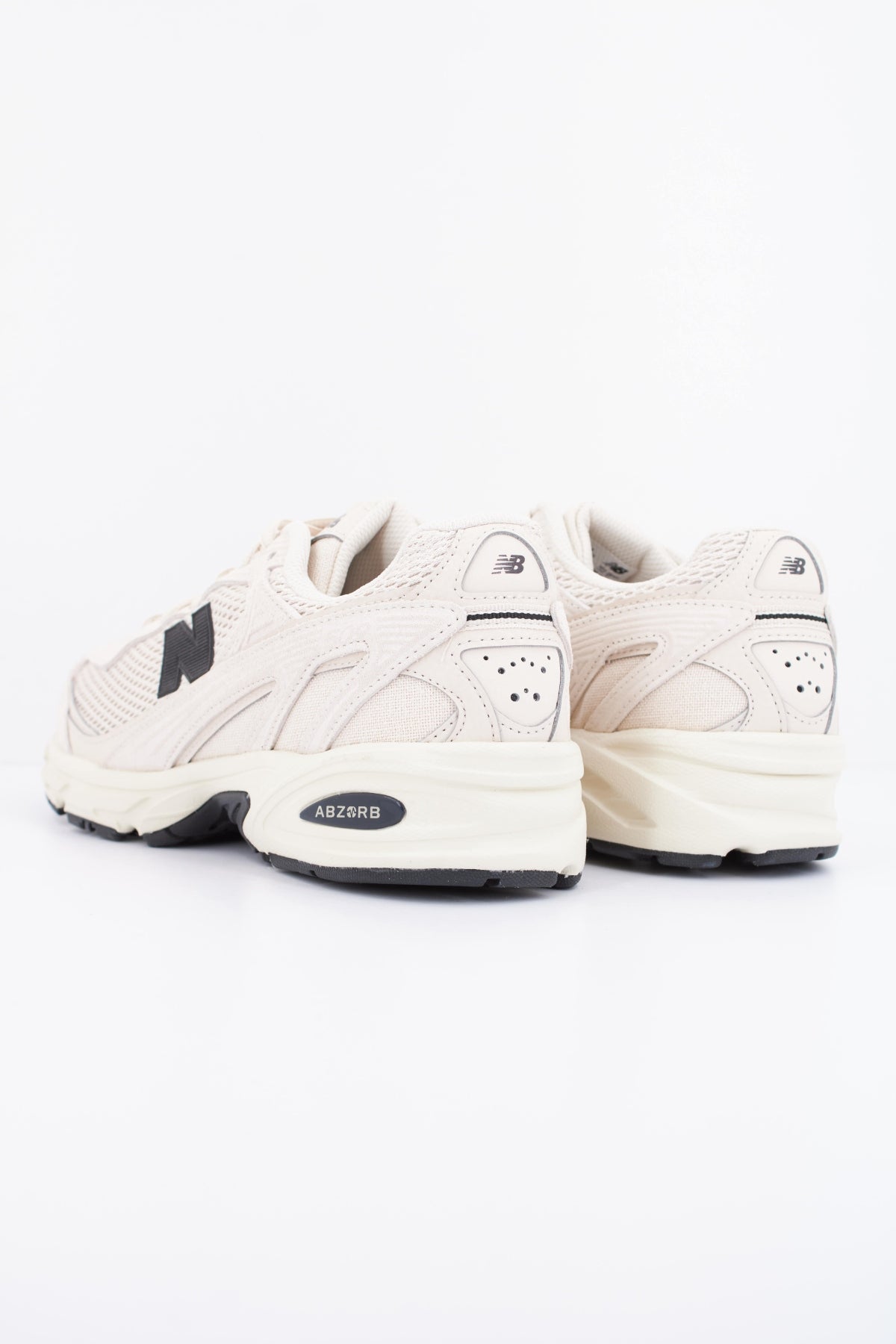 NEW BALANCE U en color BEIS (4)