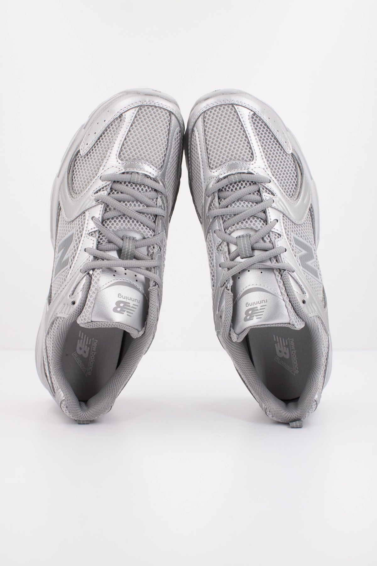 NEW BALANCE MR en color PLATA (3)