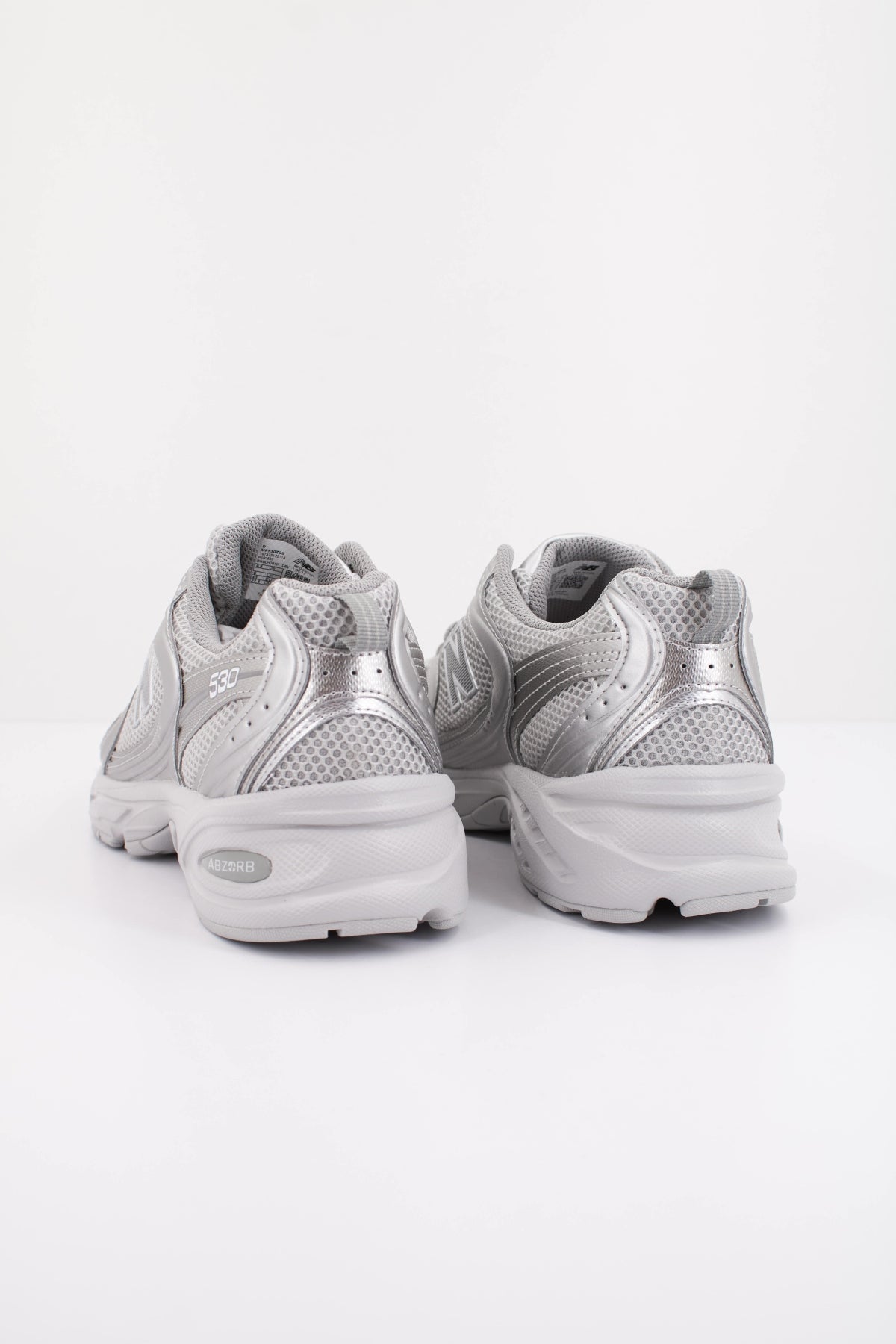 NEW BALANCE MR en color PLATA (4)