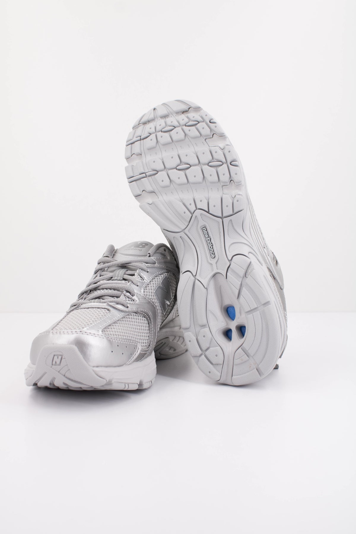 NEW BALANCE MR en color PLATA (5)