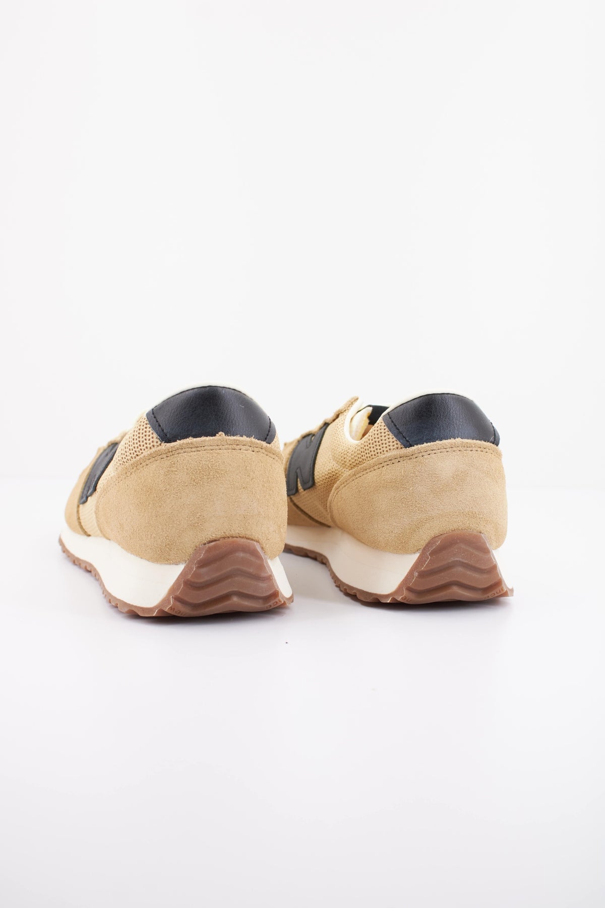 NEW BALANCE U en color MARRON (4)