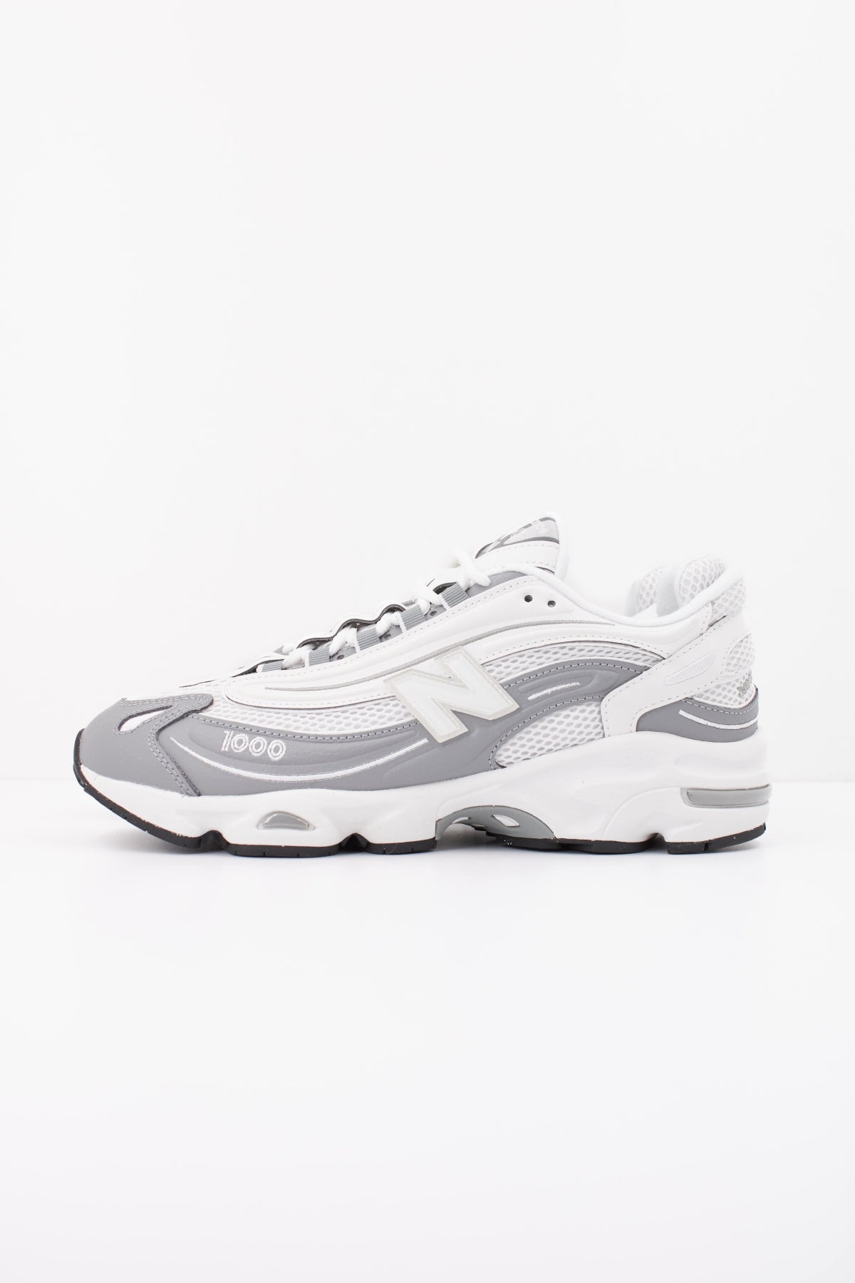 NEW BALANCE U en color BLANCO (1)