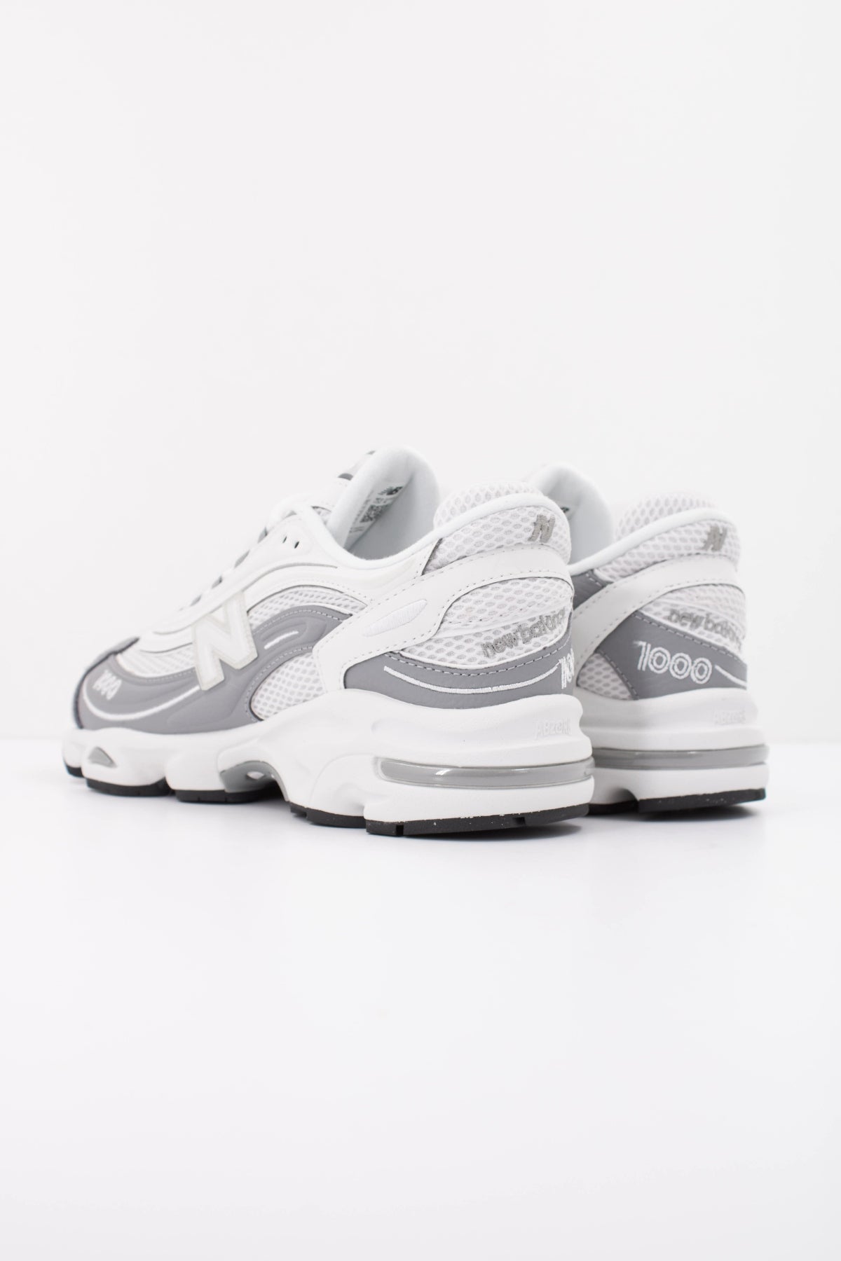 NEW BALANCE U en color BLANCO (4)