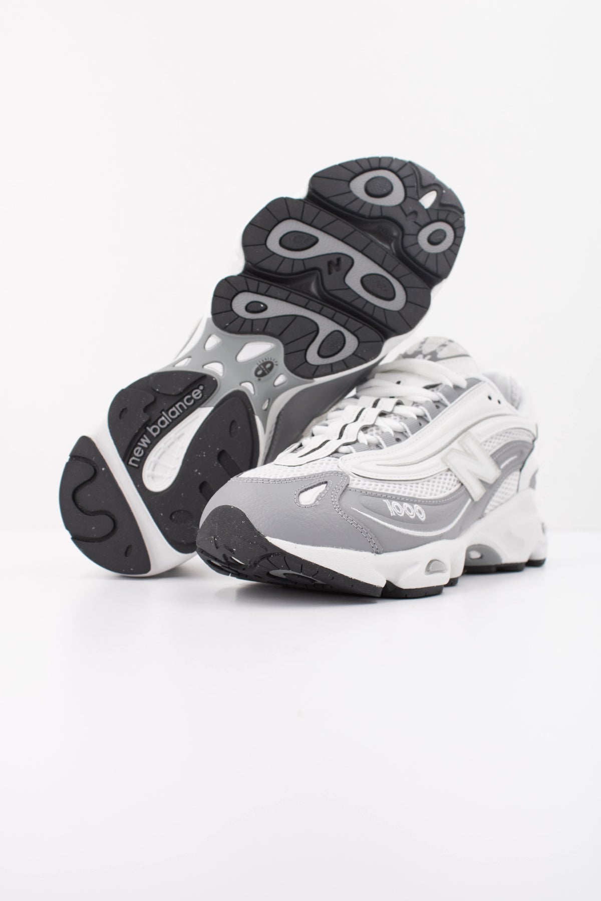 NEW BALANCE U en color BLANCO (5)