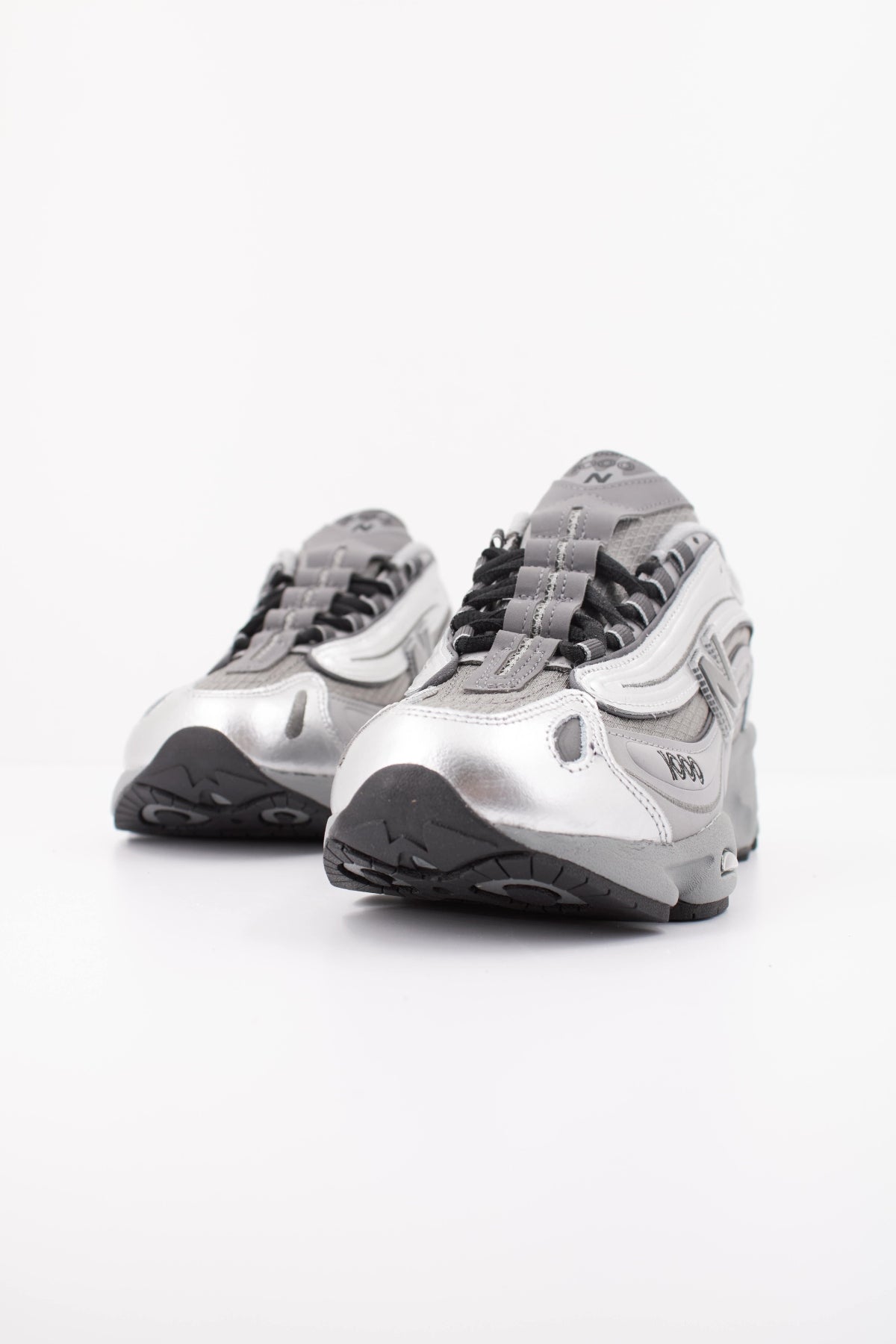 NEW BALANCE U en color GRIS (2)