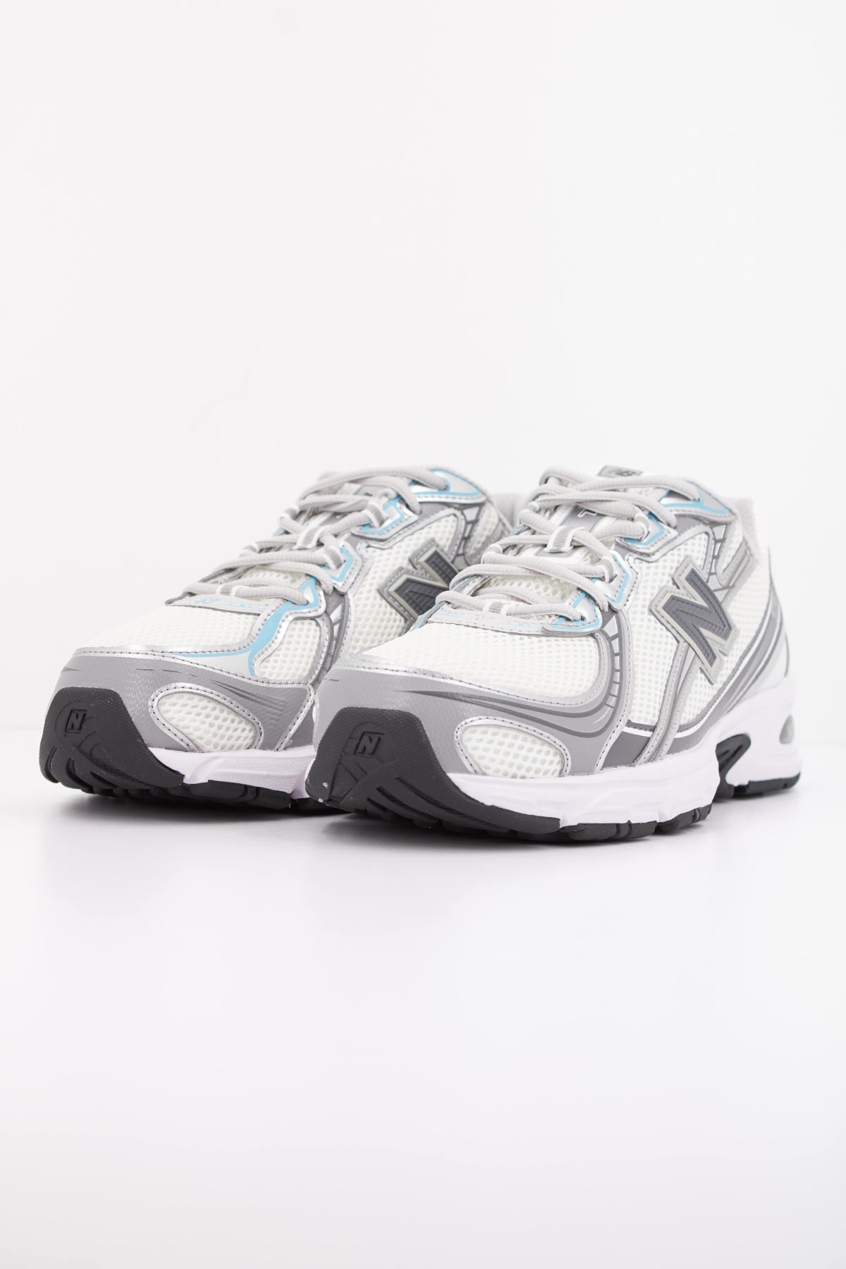 NEW BALANCE U en color GRIS (2)