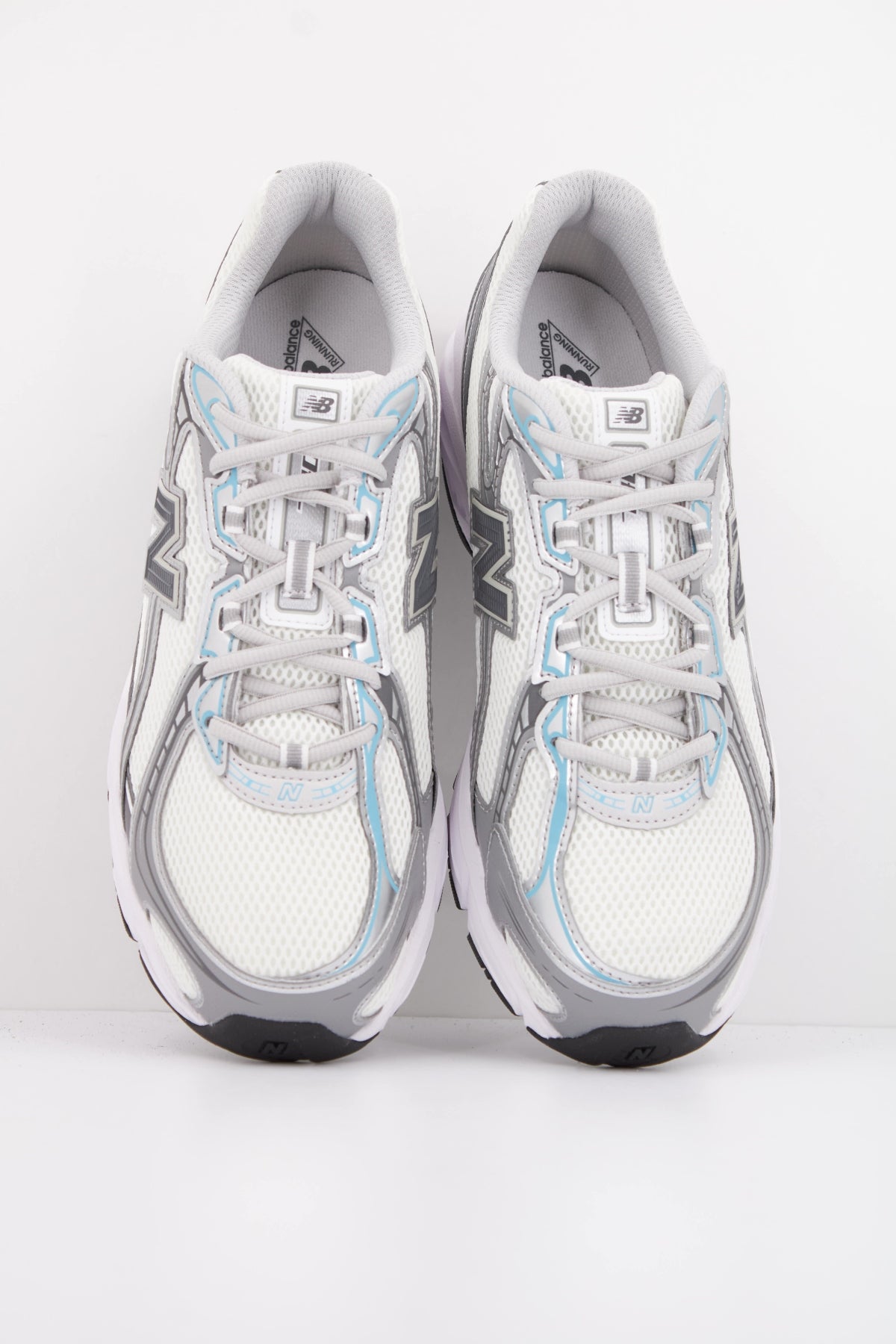 NEW BALANCE U en color GRIS (3)