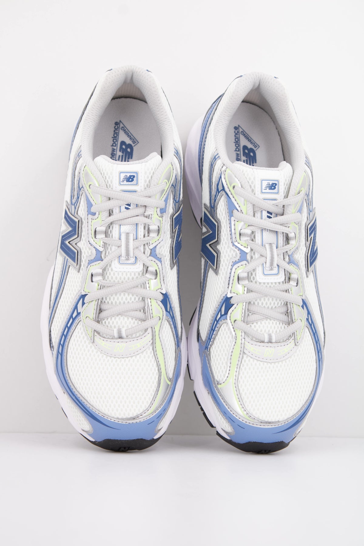 NEW BALANCE U en color BLANCO (3)