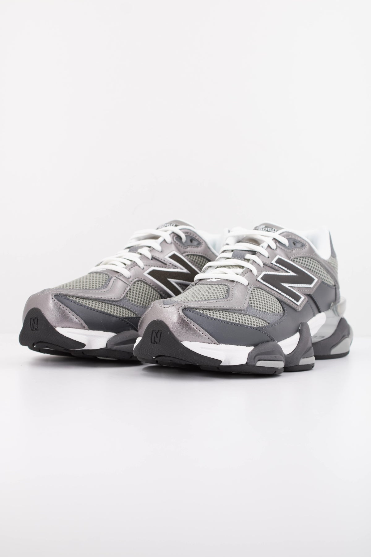 NEW BALANCE U en color GRIS (2)