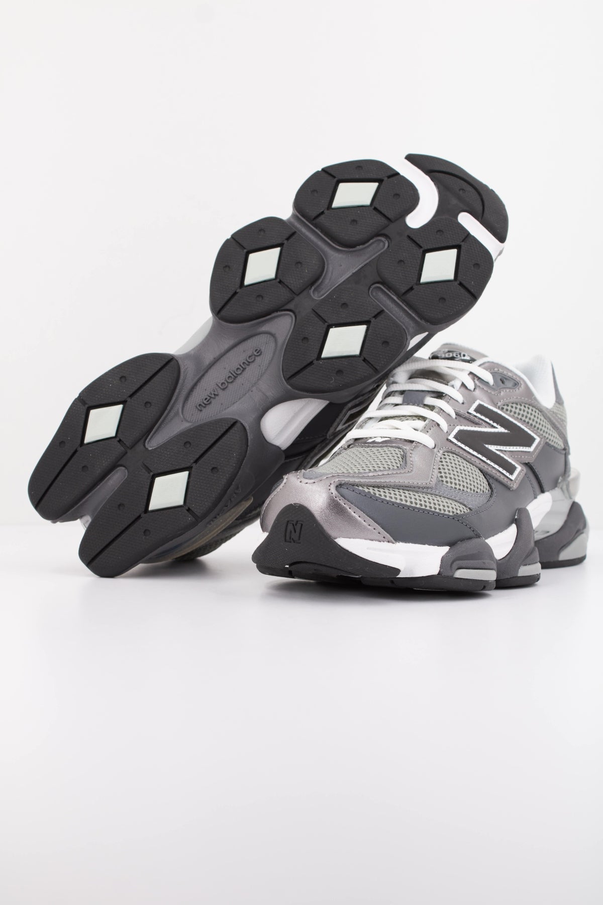 NEW BALANCE U en color GRIS (5)