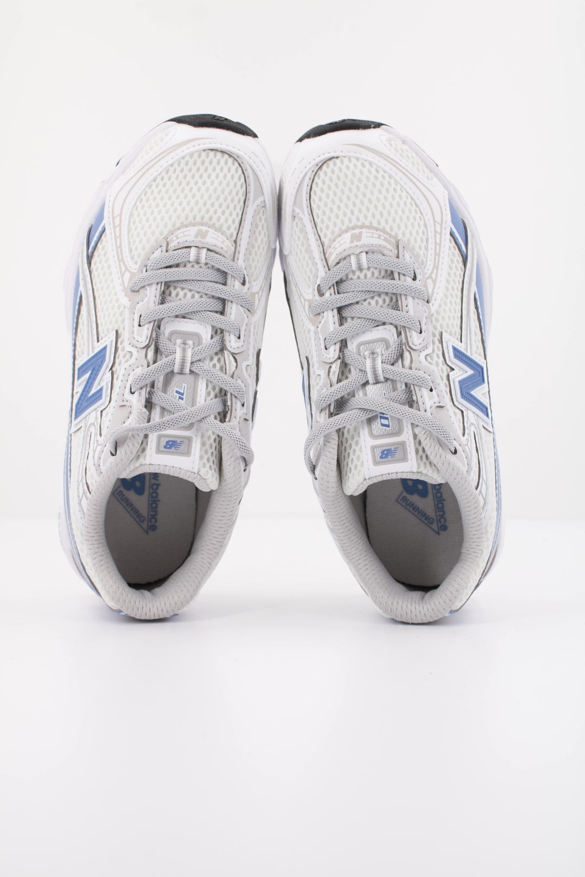 NEW BALANCE P V en color BLANCO (3)