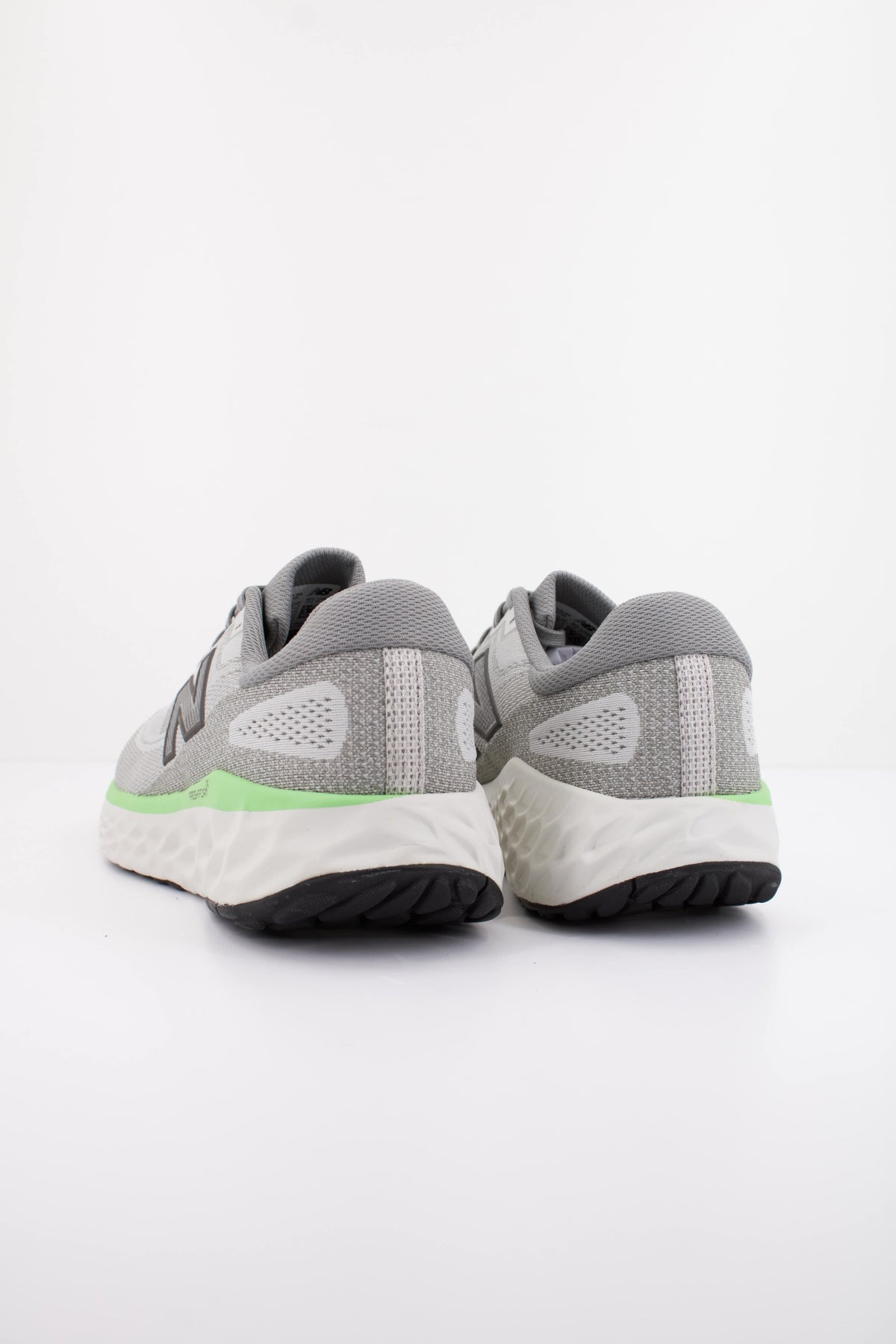 NEW BALANCE MEVOZ LG en color GRIS (4)