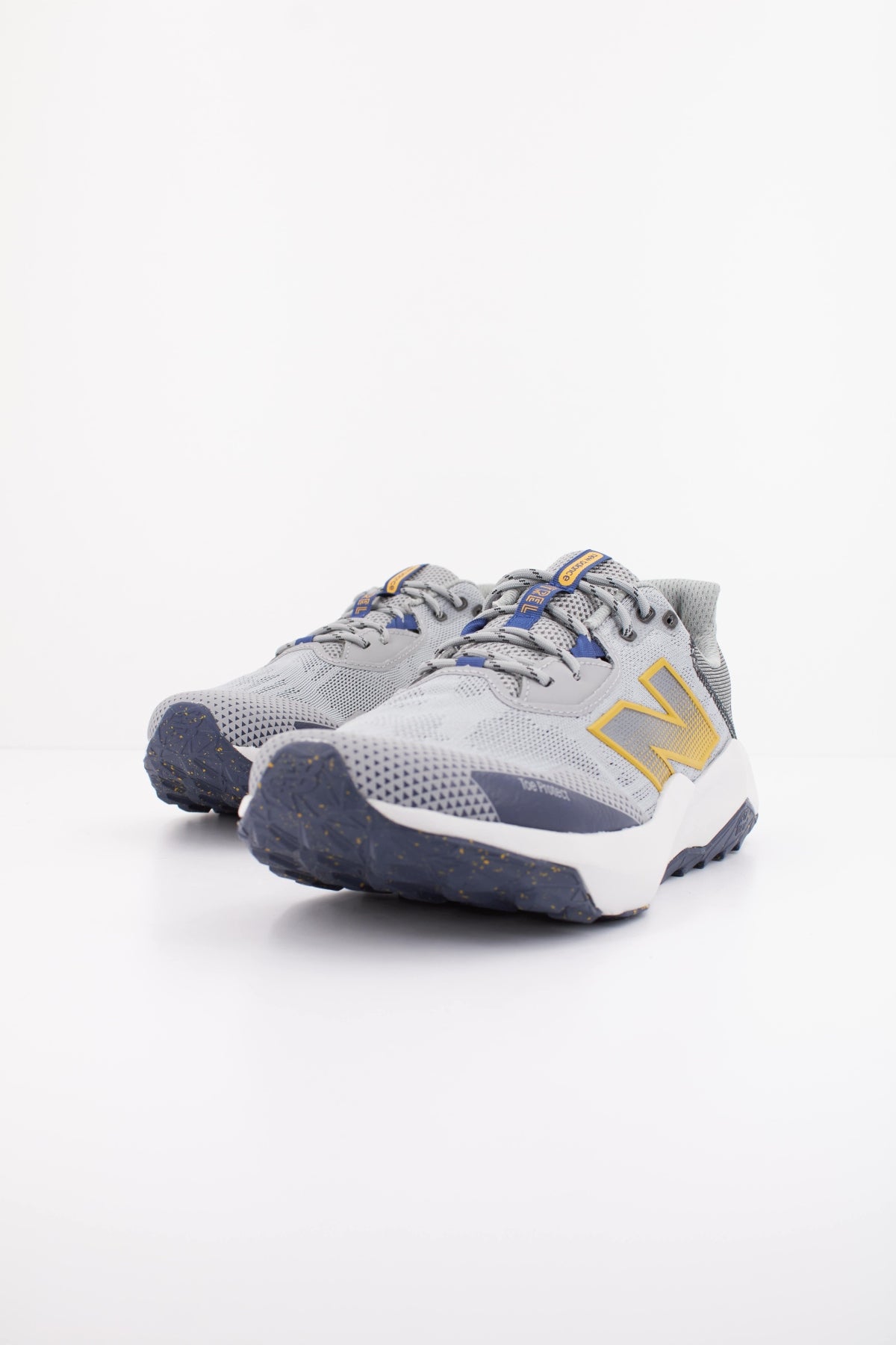 NEW BALANCE MTNTR CG en color GRIS (2)