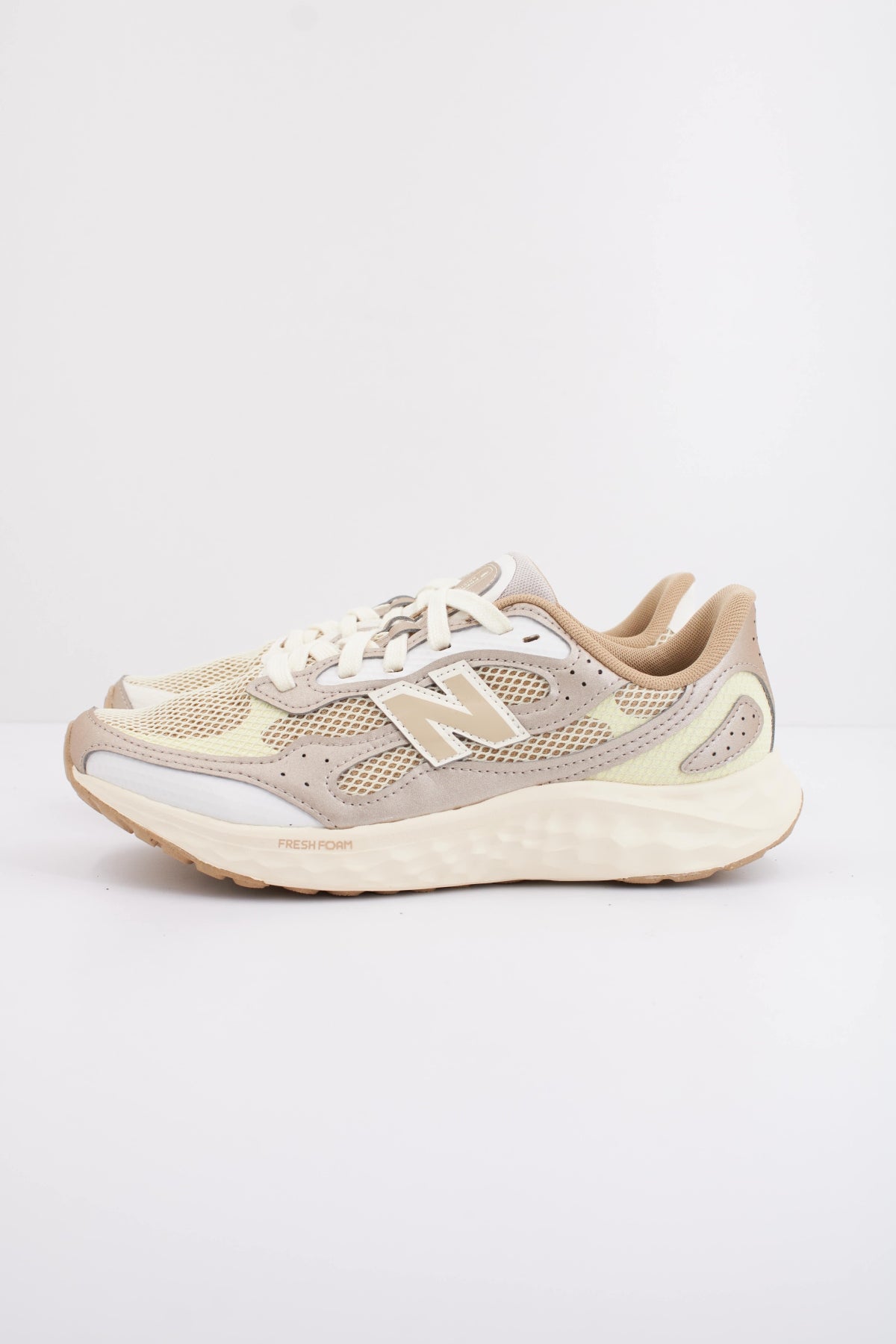 NEW BALANCE WARIST GWIDE en color MARRON CLARO (1)