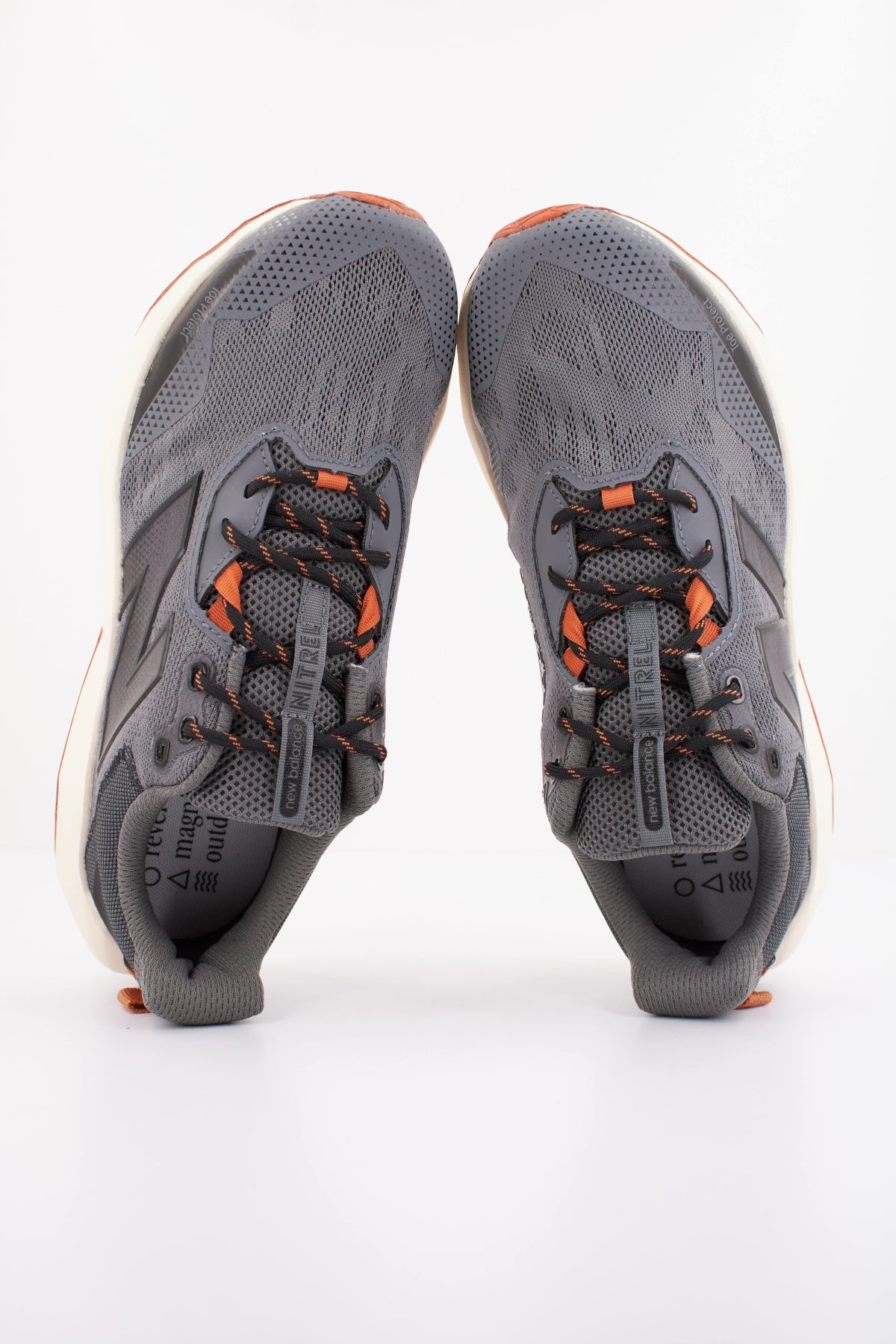 NEW BALANCE MTNTR CP en color GRIS (3)