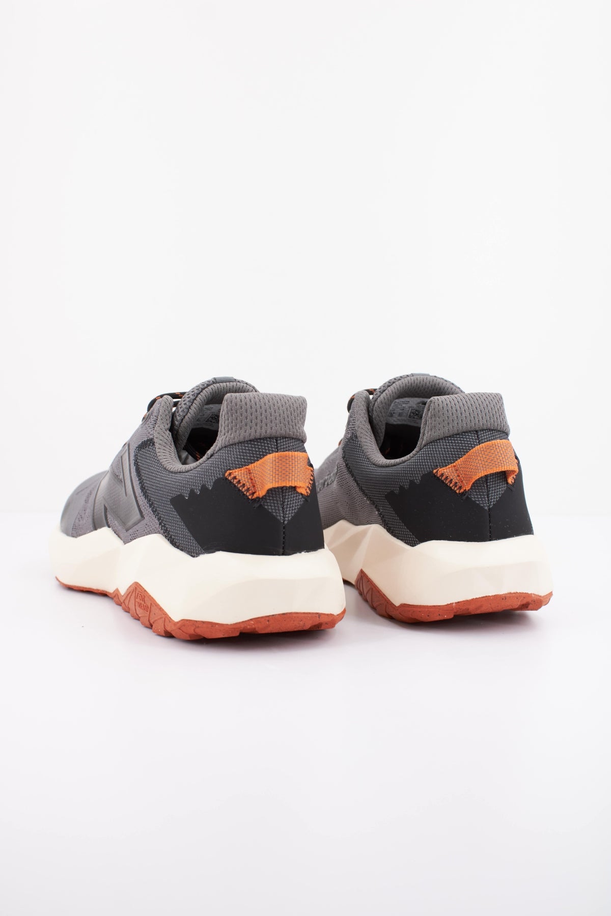 NEW BALANCE MTNTR CP en color GRIS (4)