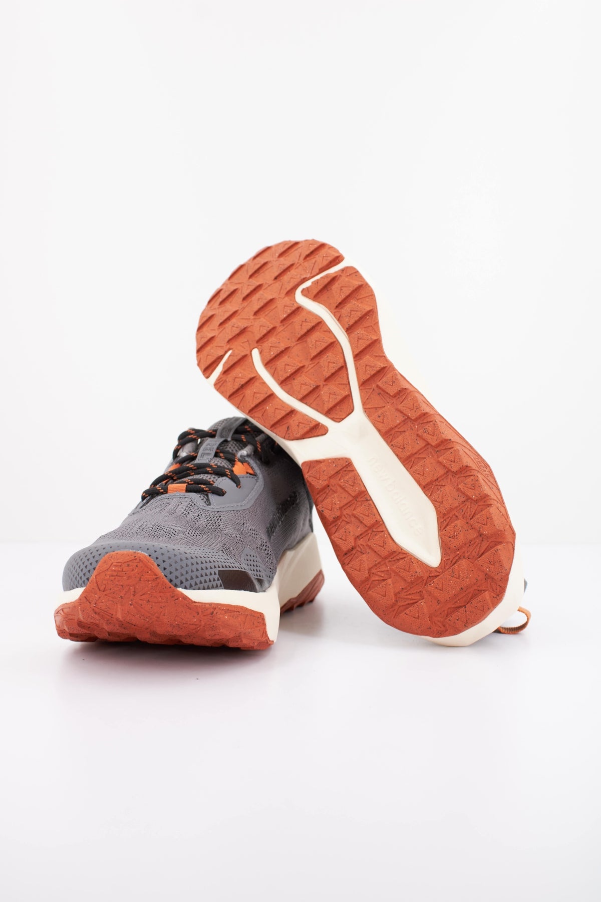 NEW BALANCE MTNTR CP en color GRIS (5)