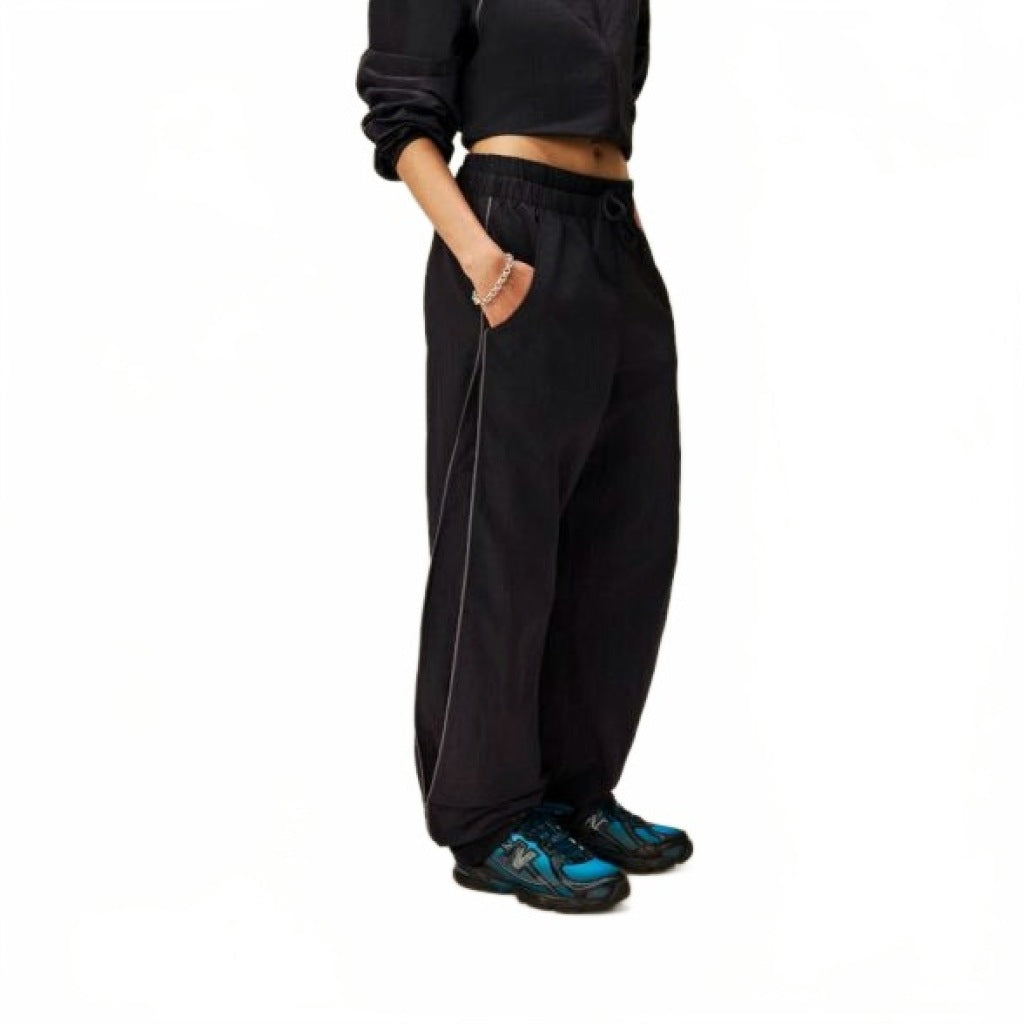 NEW BALANCE WBZE SPORT LEGACY PANT en color NEGRO (4)