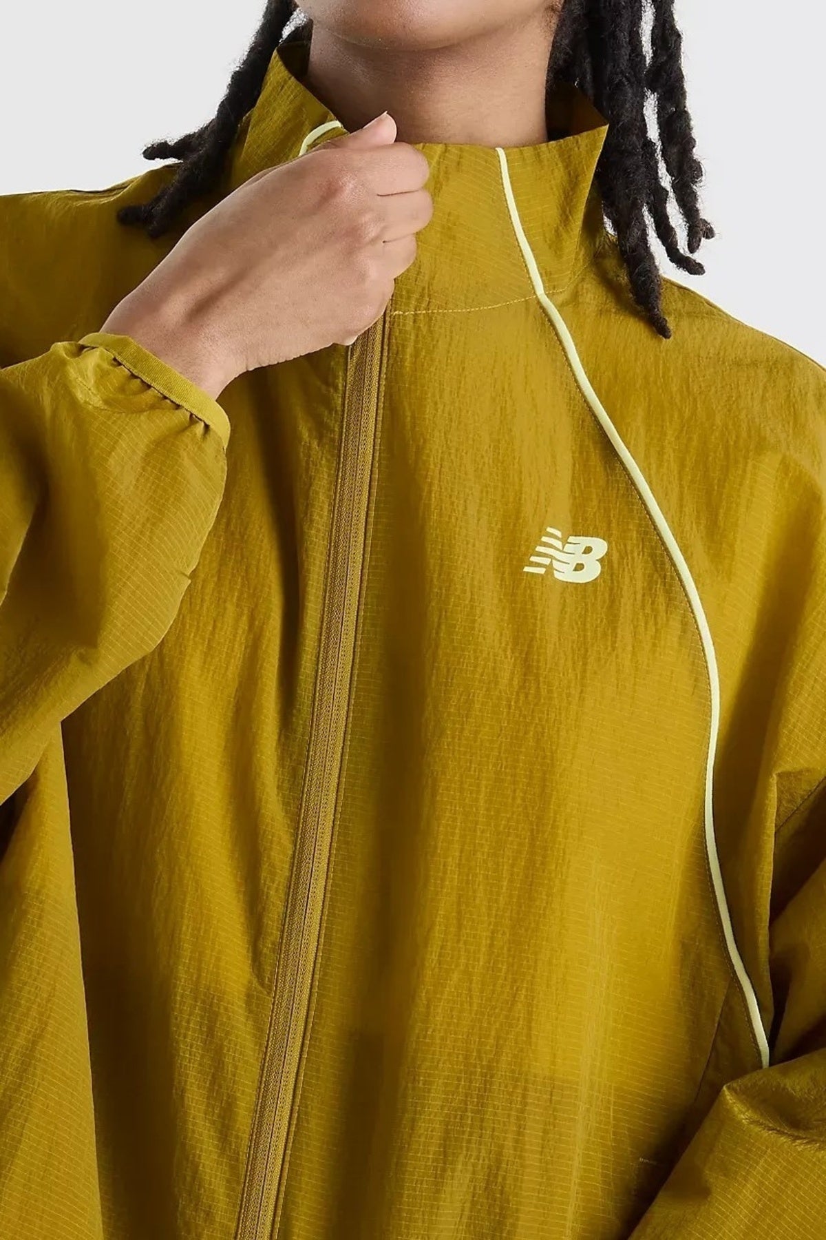NEW BALANCE WJKS SPORT LEGACY JACKET en color AMARILLO (3)