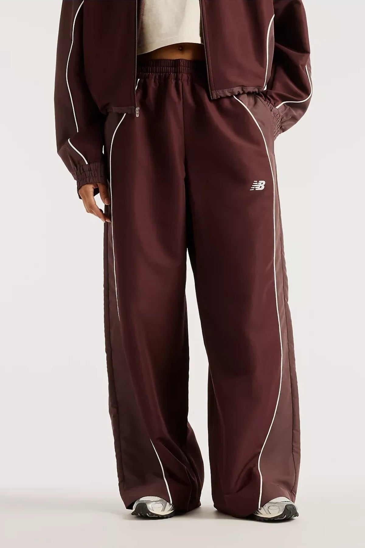 NEW BALANCE WBOUF TRACKSIDE WOVEN PANT en color MARRON (1)