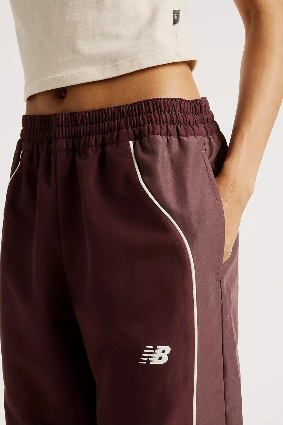 NEW BALANCE WBOUF TRACKSIDE WOVEN PANT en color MARRON (3)