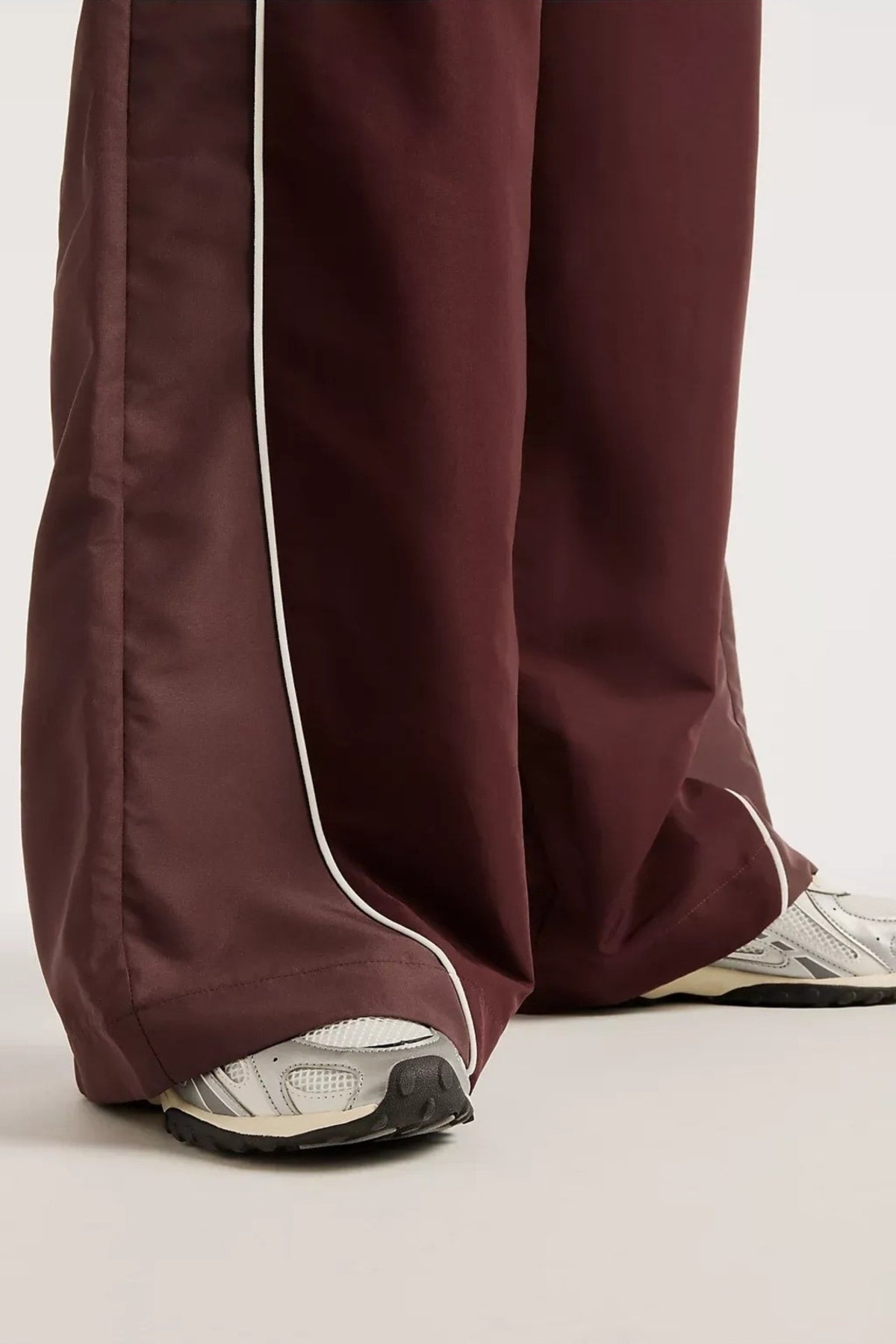 NEW BALANCE WBOUF TRACKSIDE WOVEN PANT en color MARRON (5)