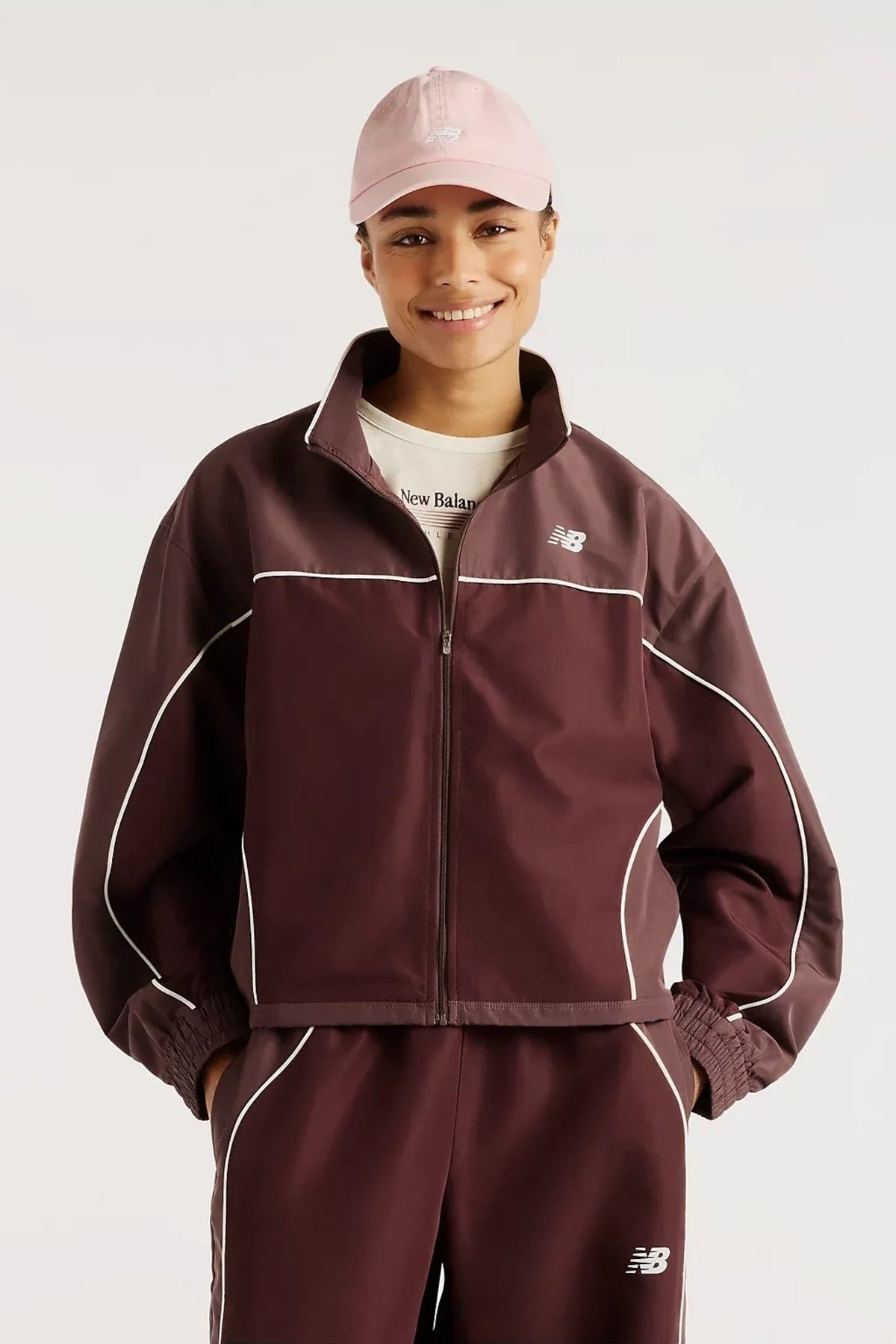 NEW BALANCE WJFY TRACKSIDE WOVEN JACKET en color (1)
