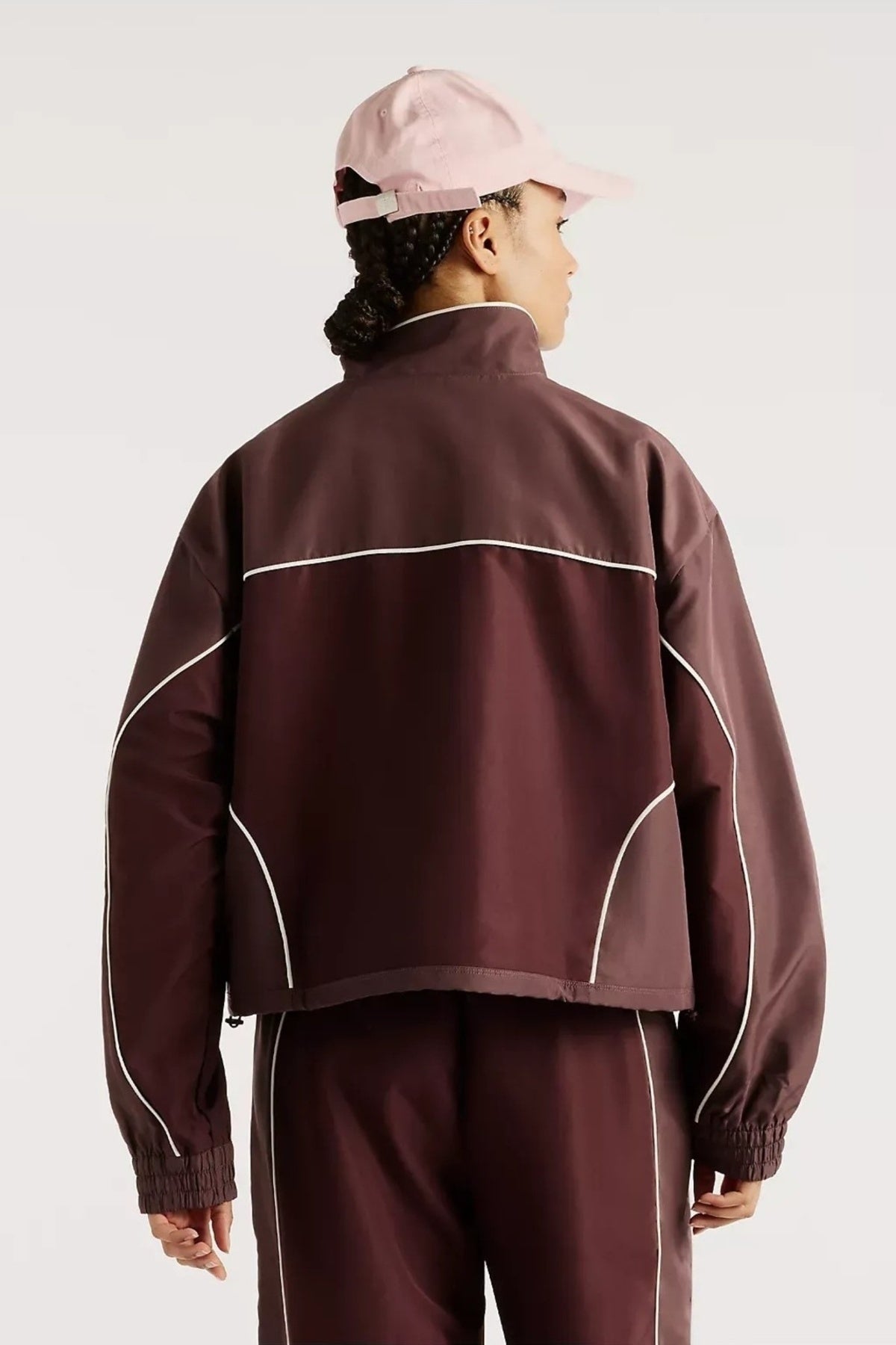 NEW BALANCE WJFY TRACKSIDE WOVEN JACKET en color MARRON (2)