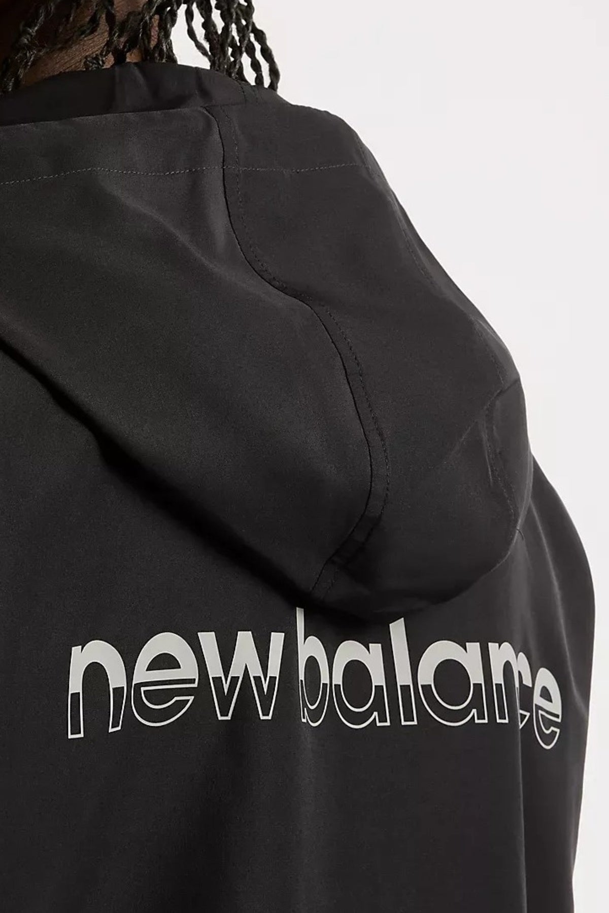 NEW BALANCE MJYSJ TRACKSIDE WOVEN JACKET en color NEGRO (3)