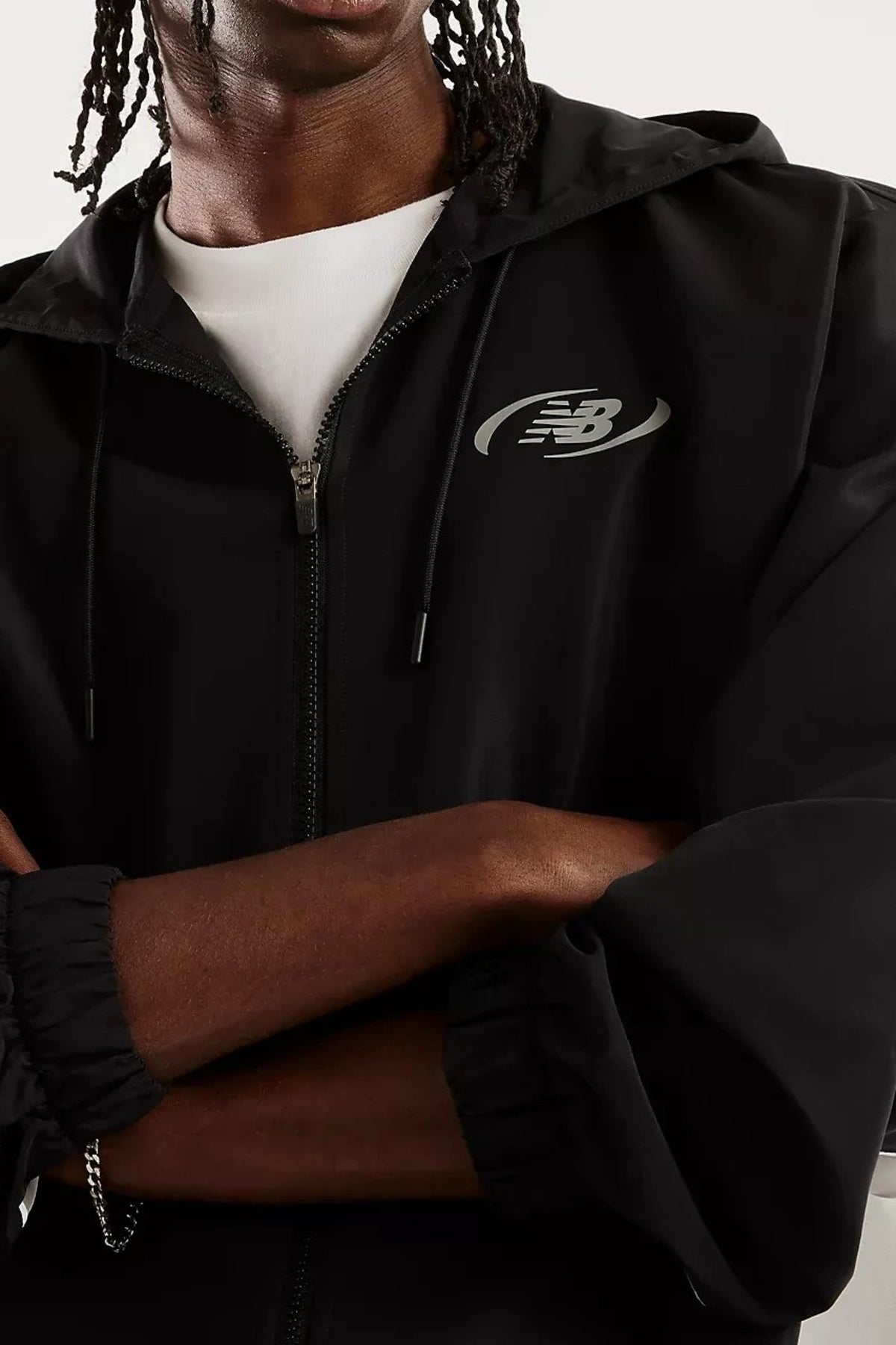 NEW BALANCE MJYSJ TRACKSIDE WOVEN JACKET en color NEGRO (4)