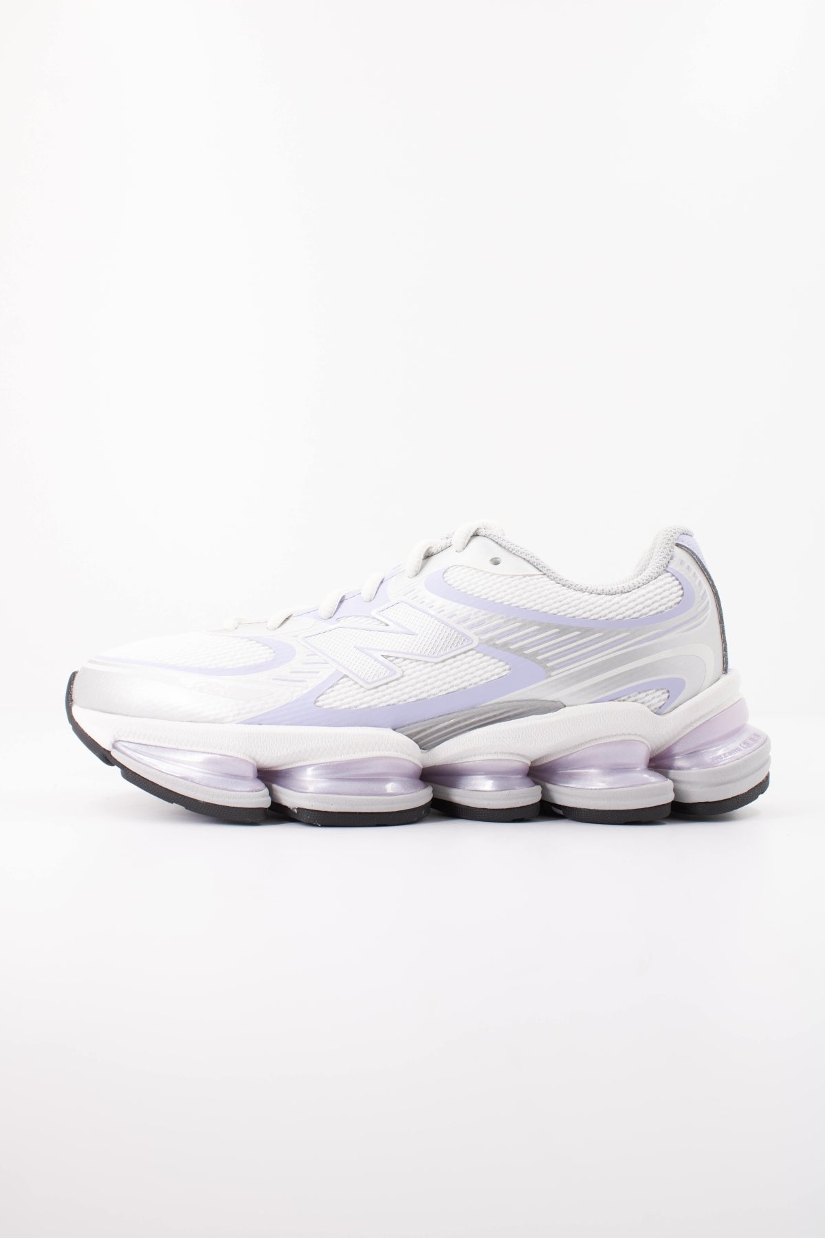 NEW BALANCE U en color PLATA (1)