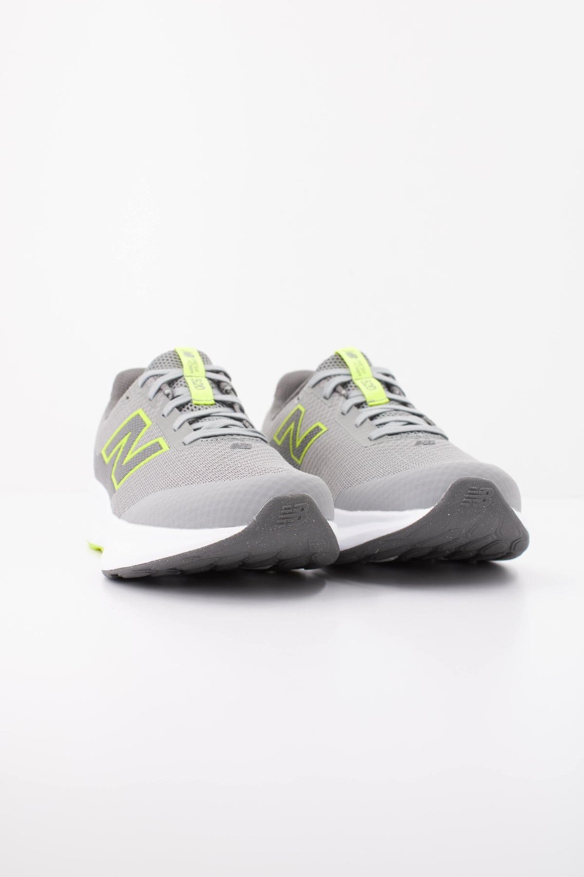 NEW BALANCE G J DEPORTIVO en color GRIS (2)