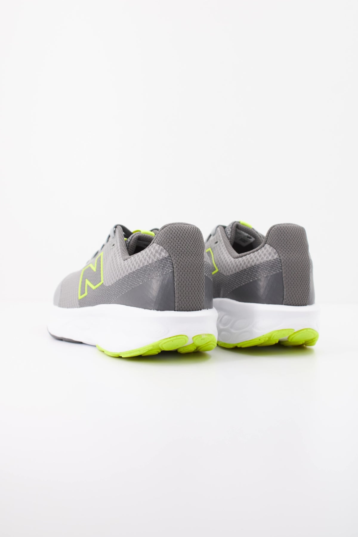 NEW BALANCE G J DEPORTIVO en color GRIS (4)