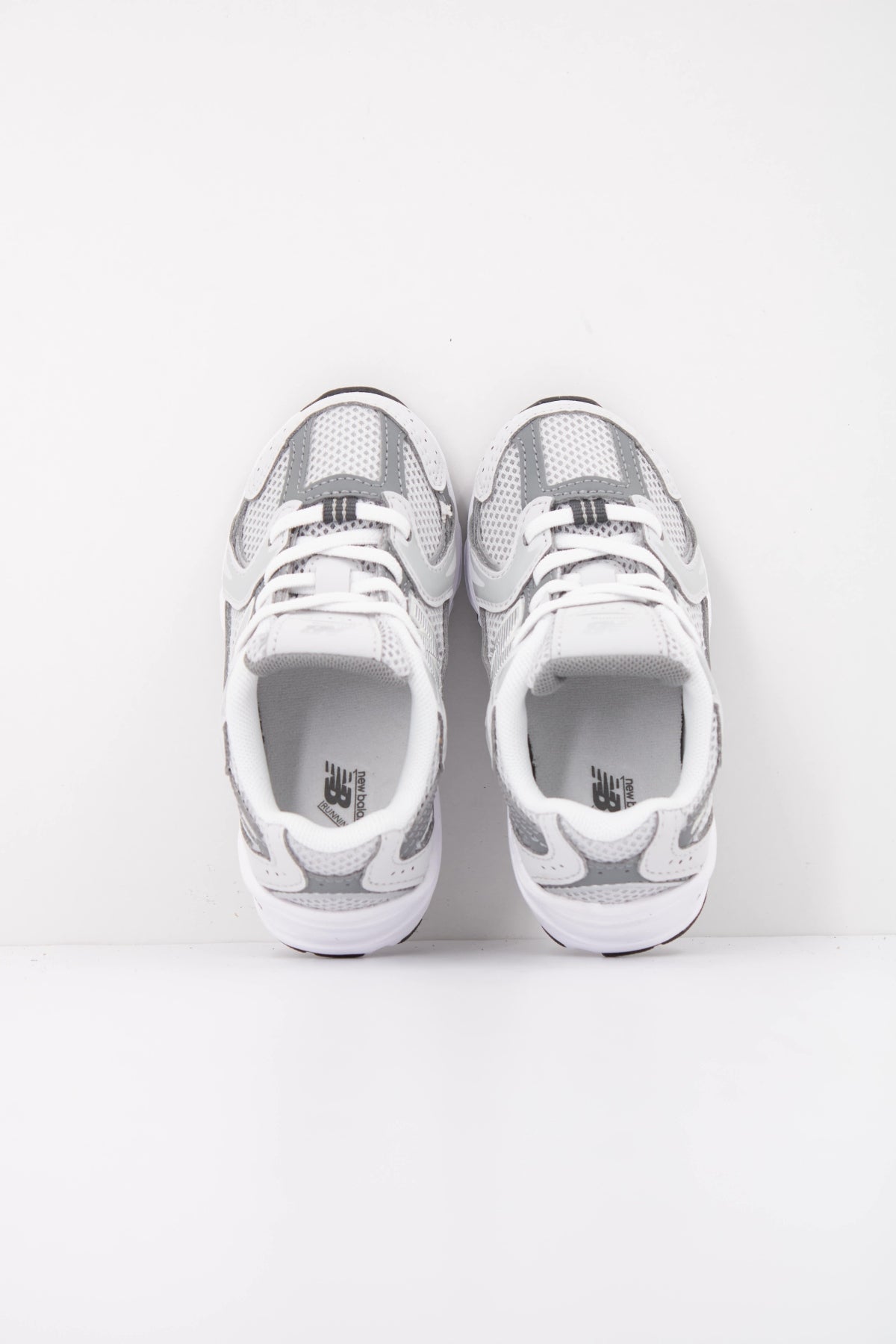NEW BALANCE IZ en color GRIS (3)