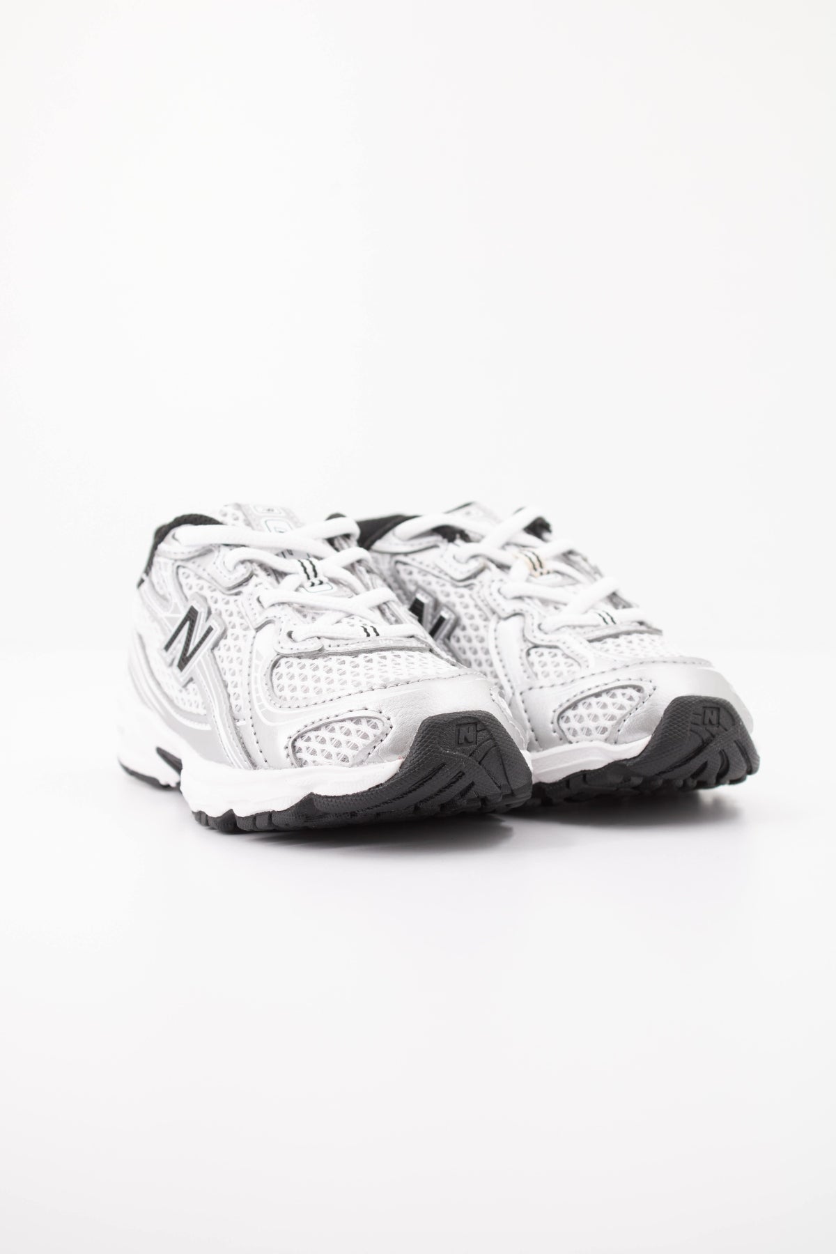 NEW BALANCE IZ NW DEPORTIVO en color PLATA (2)