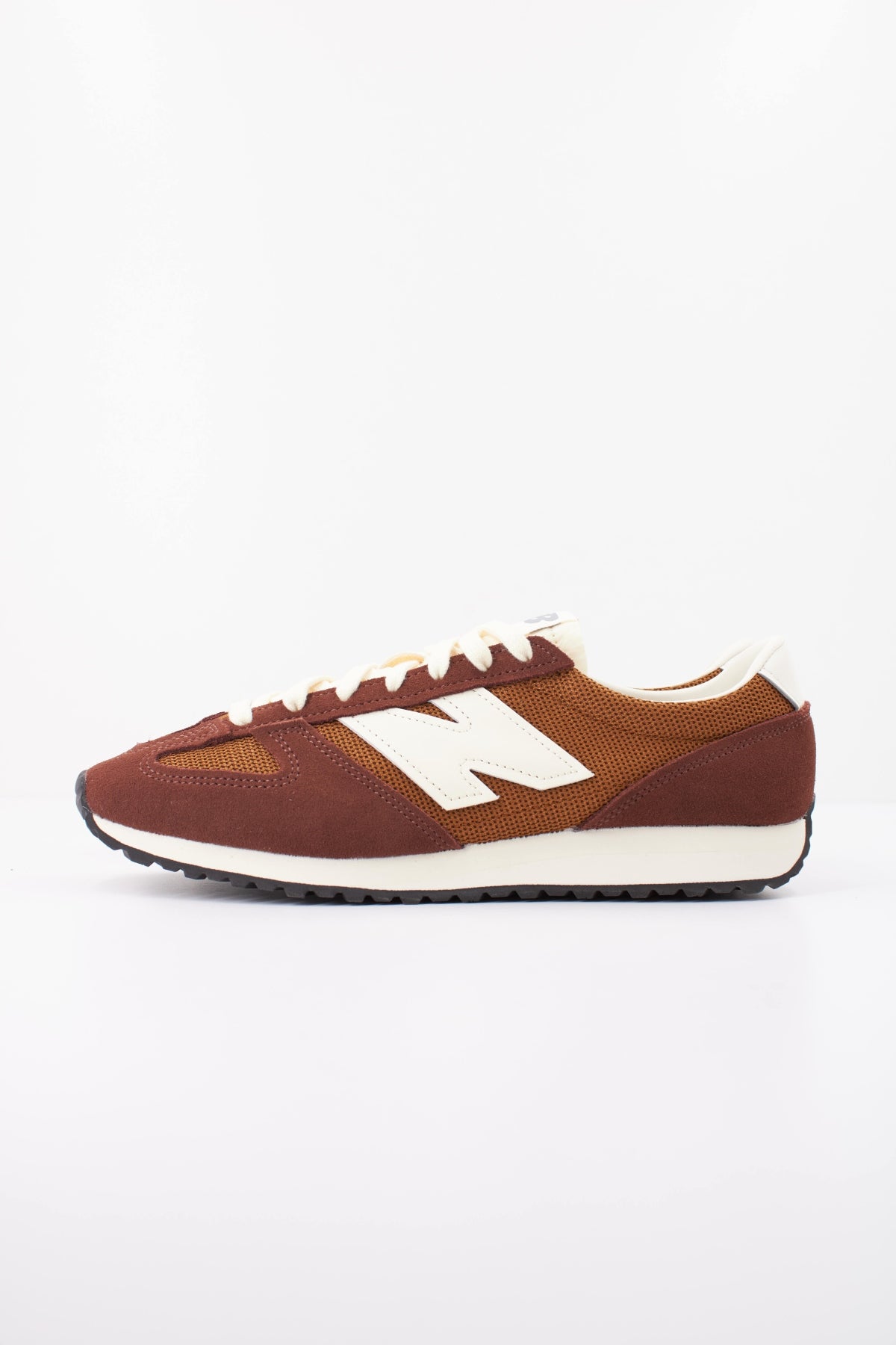 NEW BALANCE U G DEPORTIVO en color MARRON (1)