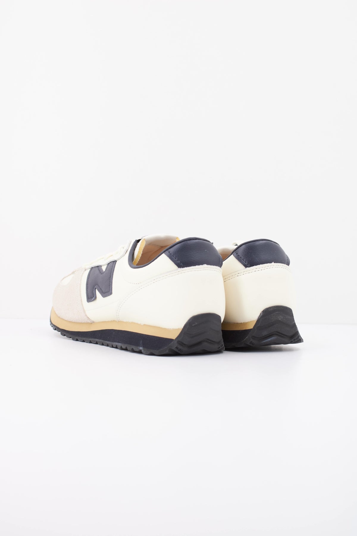 NEW BALANCE U EX en color BEIS (4)
