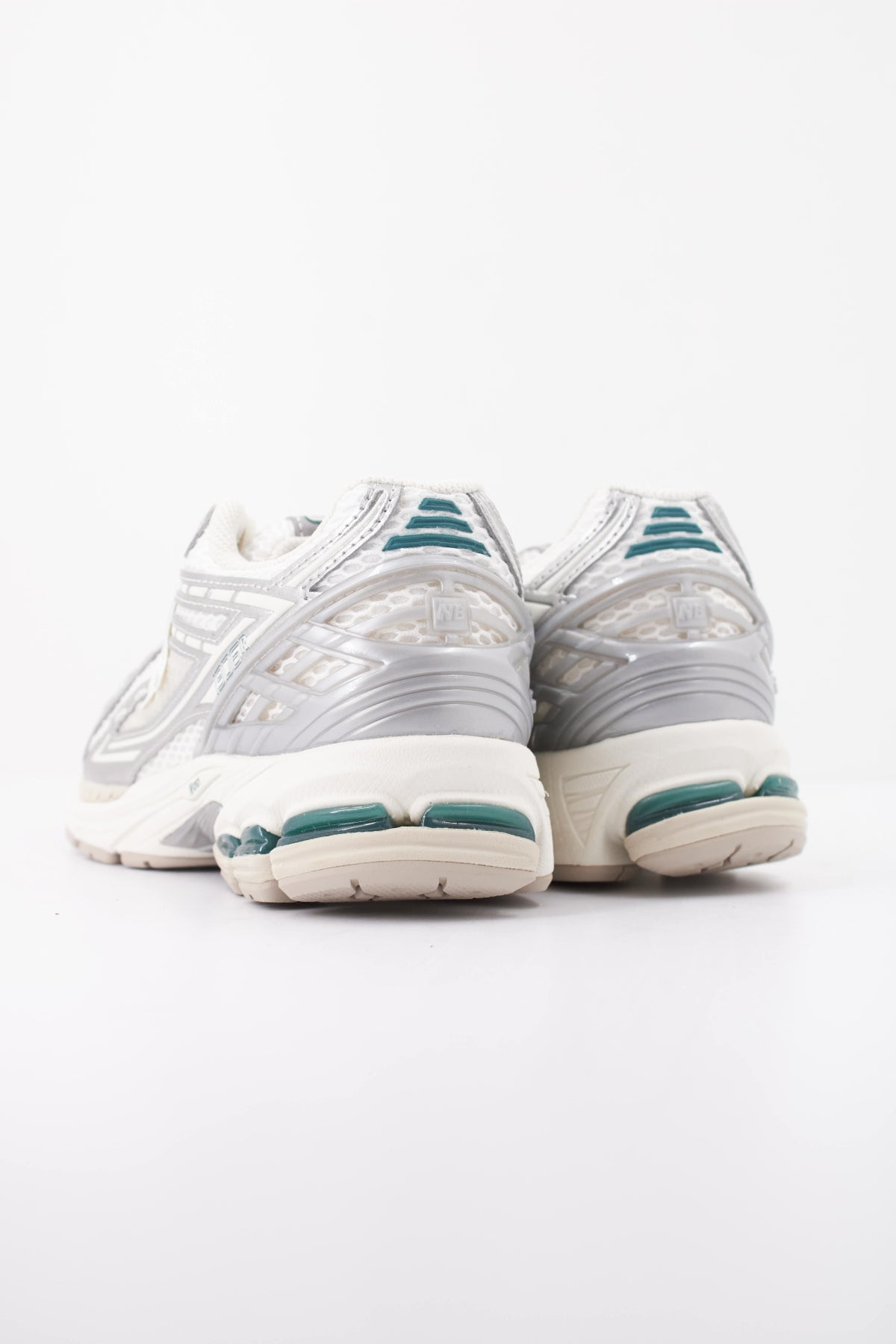 NEW BALANCE M en color PLATA (4)