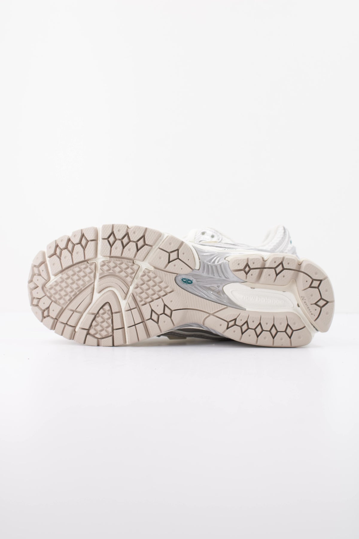 NEW BALANCE M en color PLATA (5)