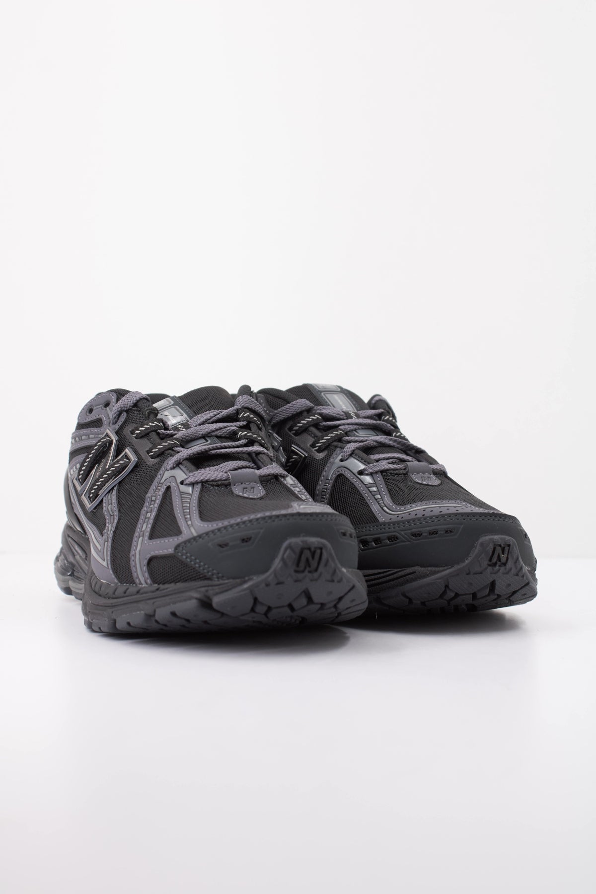 NEW BALANCE M en color NEGRO (2)