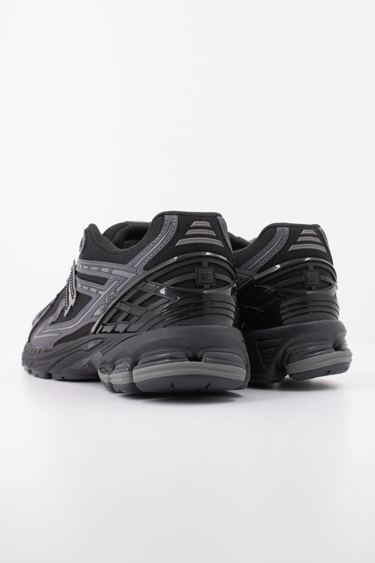 NEW BALANCE M en color NEGRO (4)