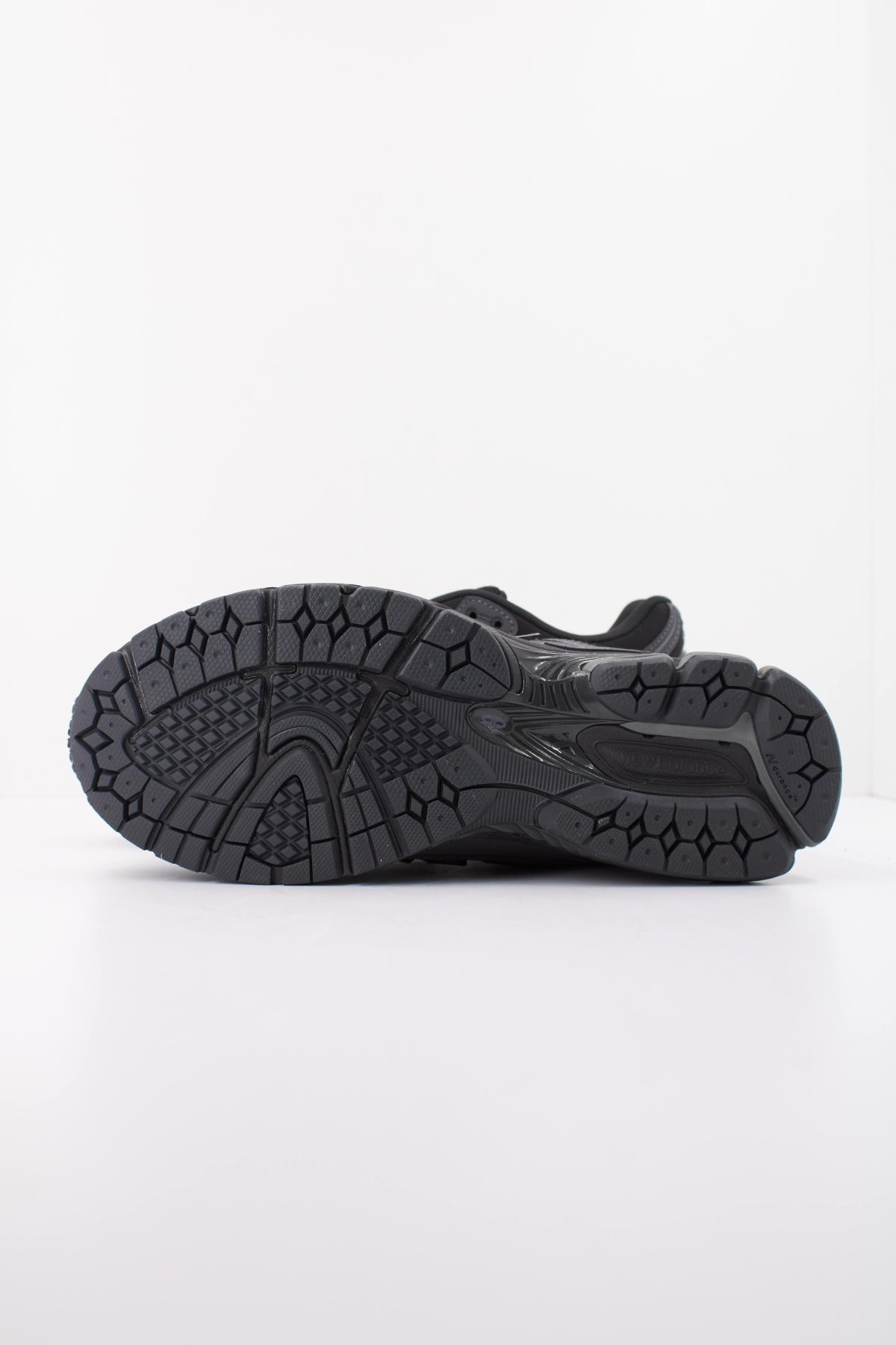 NEW BALANCE M en color NEGRO (5)