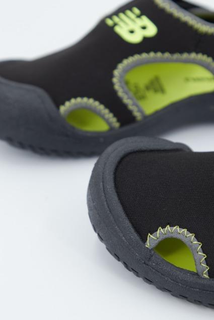 NEW BALANCE K BKLI en color NEGRO (4)