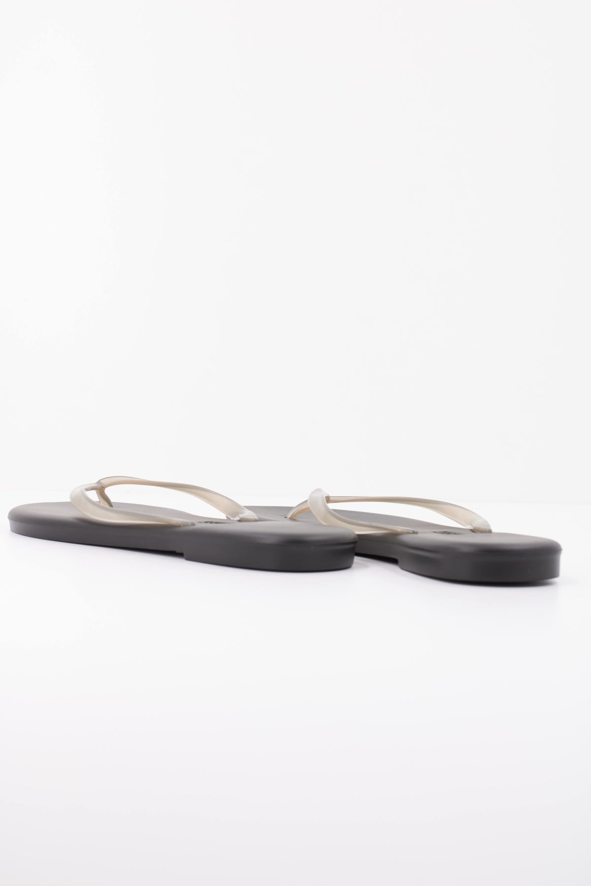 TKEES AQUA SANDALIA en color NEGRO (4)