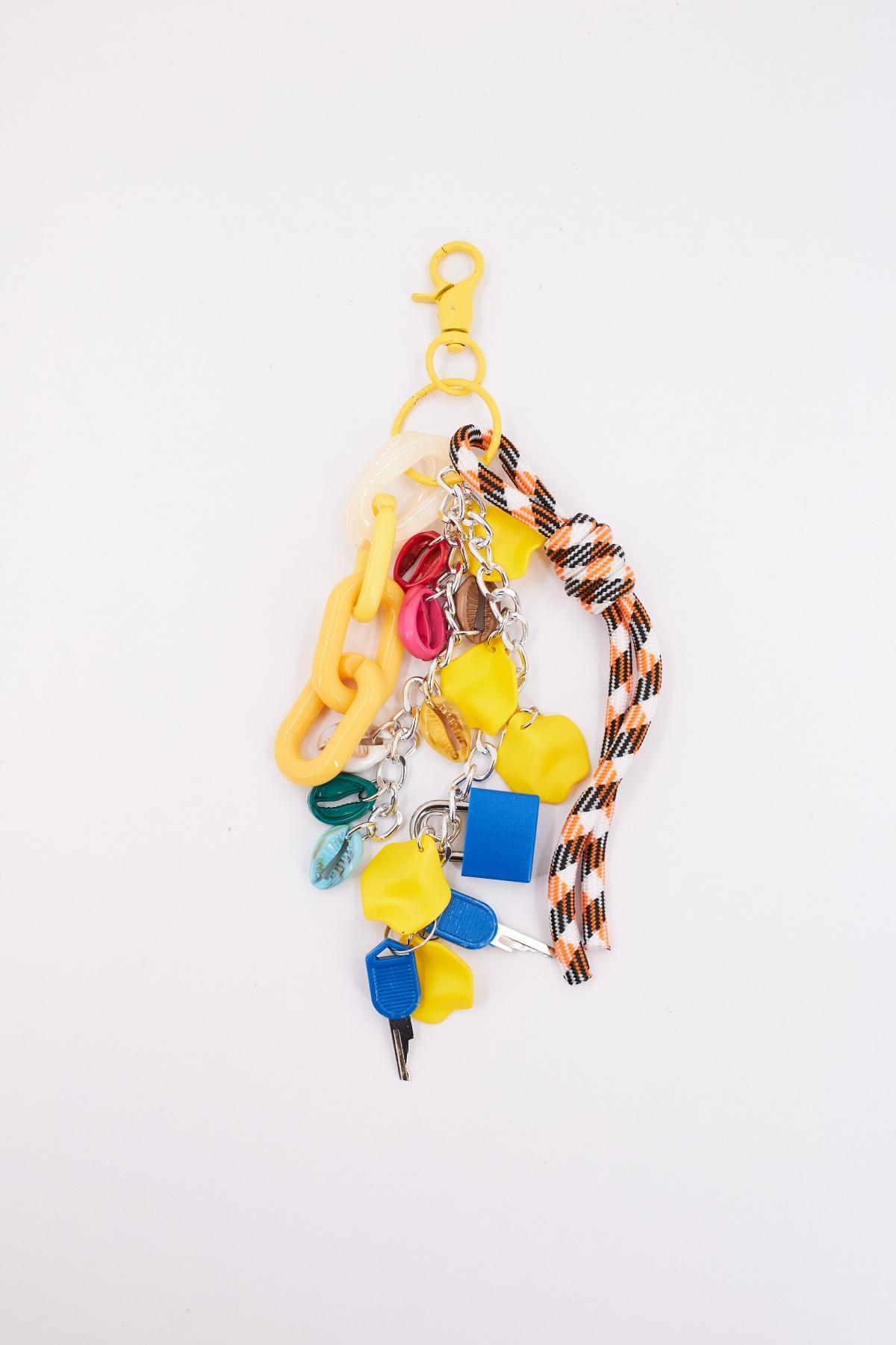 STICKY BESTIE BAG CHARM en color AMARILLO (1)