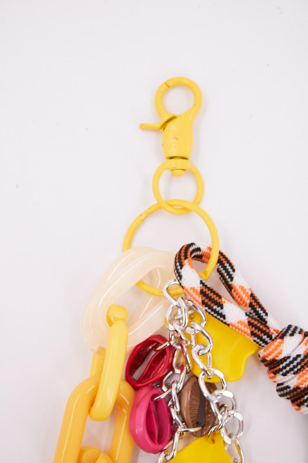 STICKY BESTIE BAG CHARM en color AMARILLO (3)